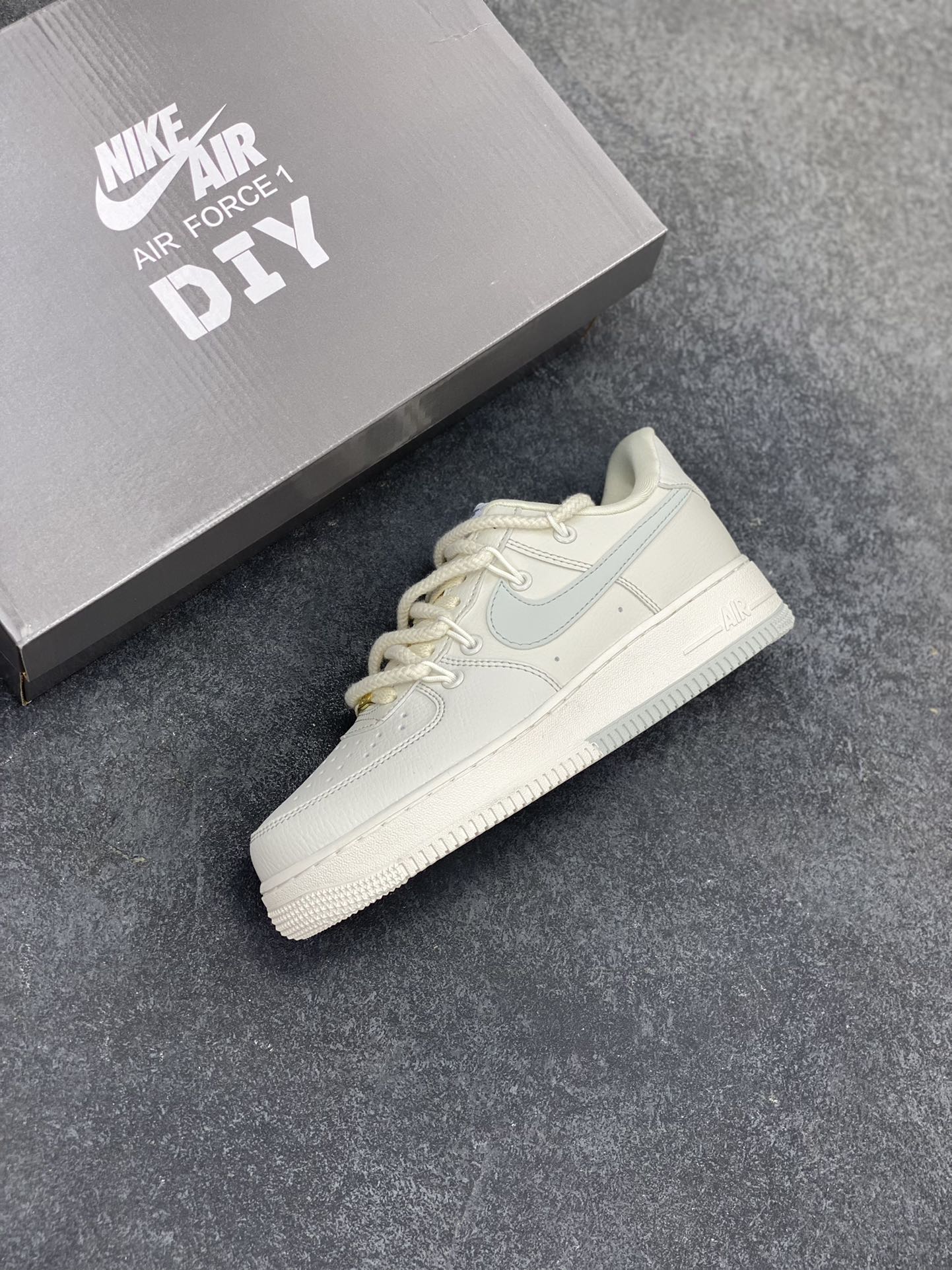 图片[7]-Nike Air Force 1\’07 Low 白灰 空军一号低帮休闲板鞋 原楦头原纸板 打造纯正空军版型#专注外贸渠道 全掌内置蜂窝气垫 #原盒配件 原厂中底钢印、拉帮完美 货号：SX-1968001 尺码：36 36.5 37.5 38 38.5 39 40 40.5 41 42 42.5 43 44 44.5 45-选品中心