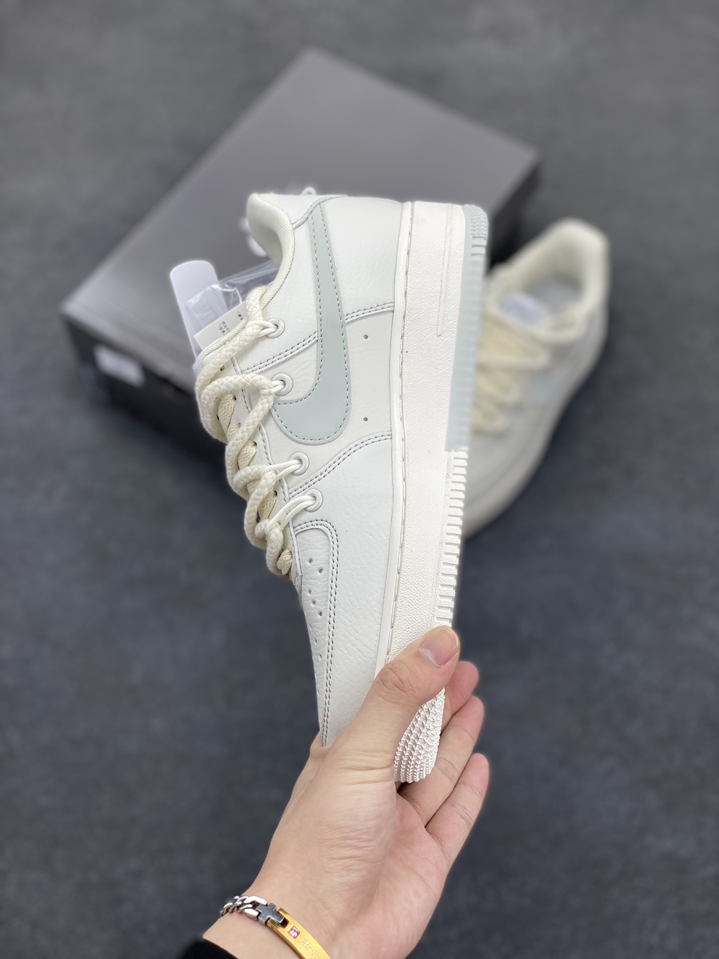 图片[3]-Nike Air Force 1\’07 Low 白灰 空军一号低帮休闲板鞋 原楦头原纸板 打造纯正空军版型#专注外贸渠道 全掌内置蜂窝气垫 #原盒配件 原厂中底钢印、拉帮完美 货号：SX-1968001 尺码：36 36.5 37.5 38 38.5 39 40 40.5 41 42 42.5 43 44 44.5 45-选品中心