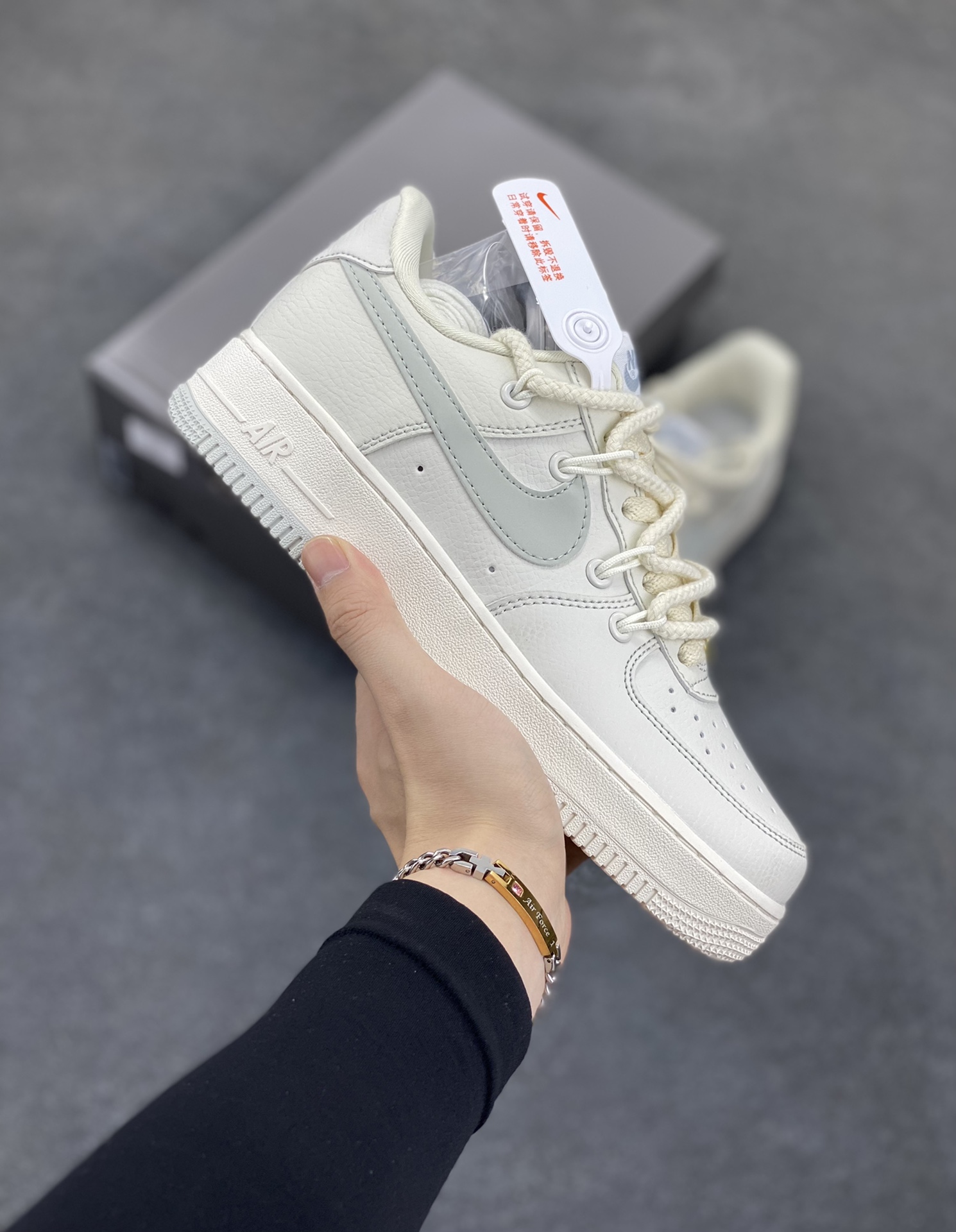 Nike Air Force 1\'07 Low 白灰 空军一号低帮休闲板鞋 原楦头原纸板 打造纯正空军版型#专注外贸渠道 全掌内置蜂窝气垫 #原盒配件 原厂中底钢印、拉帮完美 货号：SX-1968001 尺码：36 36.5 37.5 38 38.5 39 40 40.5 41 42 42.5 43 44 44.5 45-选品中心