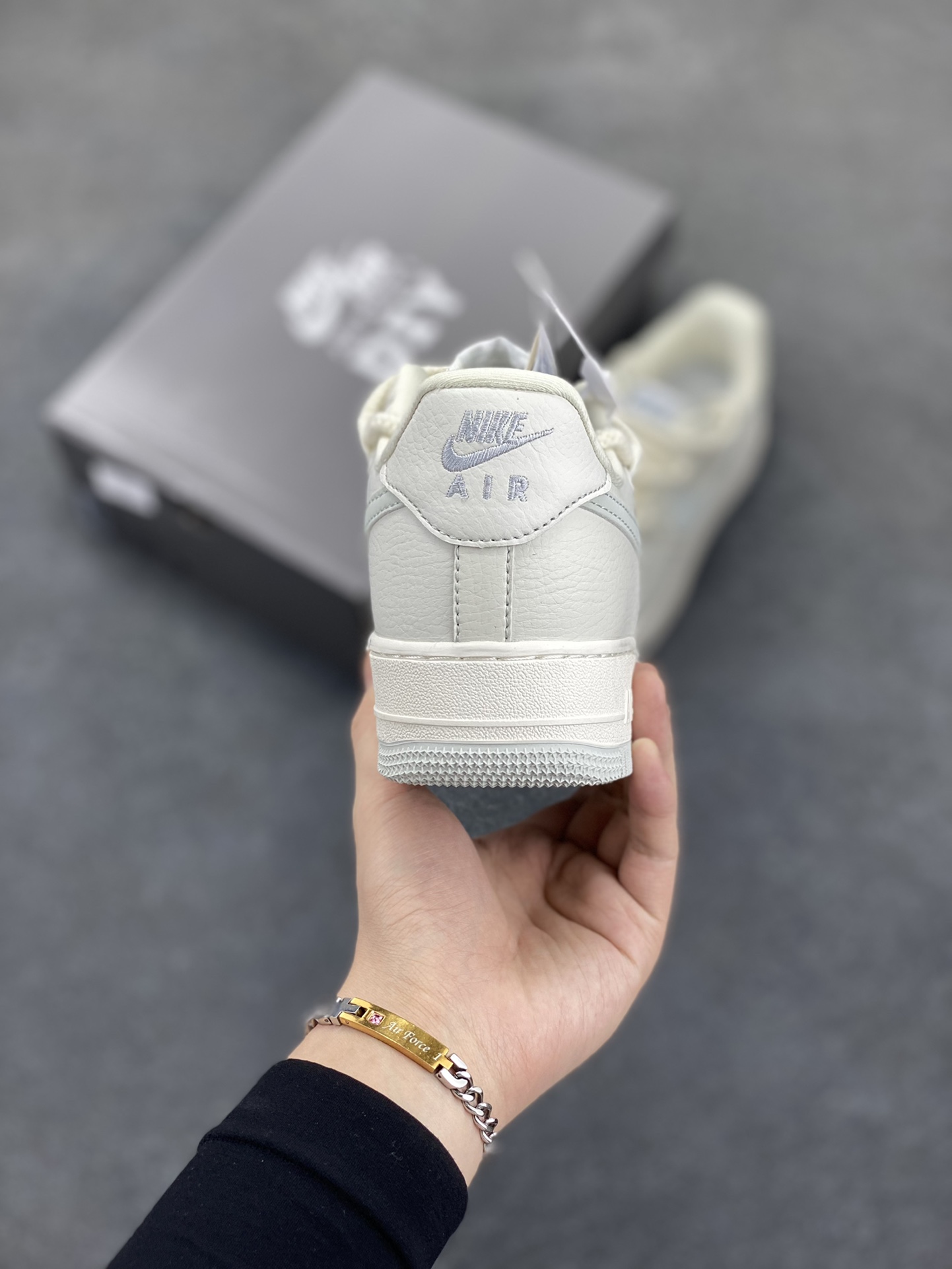 图片[4]-Nike Air Force 1\’07 Low 白灰 空军一号低帮休闲板鞋 原楦头原纸板 打造纯正空军版型#专注外贸渠道 全掌内置蜂窝气垫 #原盒配件 原厂中底钢印、拉帮完美 货号：SX-1968001 尺码：36 36.5 37.5 38 38.5 39 40 40.5 41 42 42.5 43 44 44.5 45-选品中心