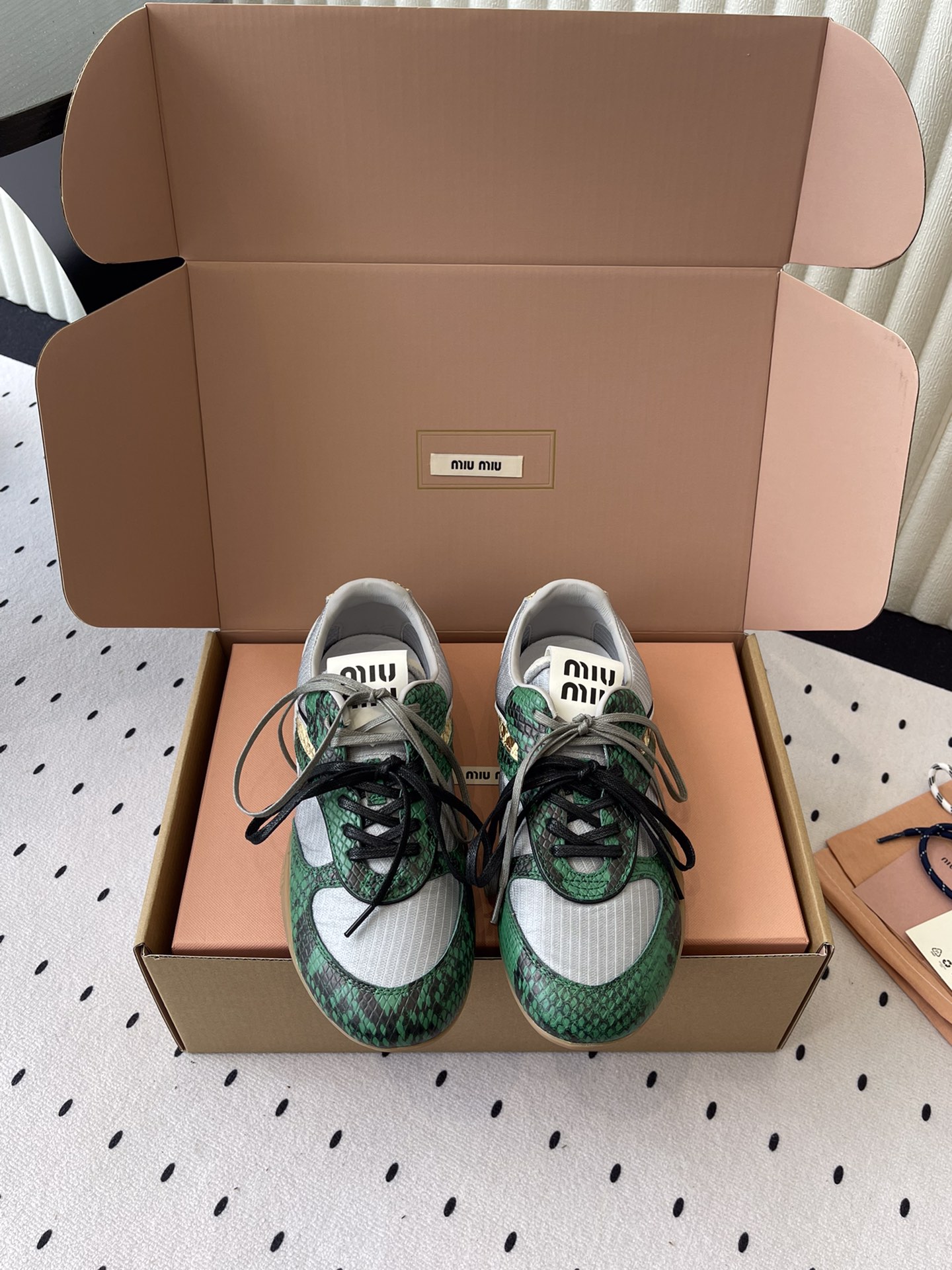 NO:388806,Miu Miu Spring and Summer New German-Shipping Casual Shoes Top Version The trend elements of the new season convey modern style~ It looks good no matter how you wear it, this summer's favorite fashionista is super comfortable to wear, imported snake pattern cowhide original mold open sole Size35-70, casual shoes/sports shoes, miumiu, sneakers, cowhide19860909Miu Miu春夏新款德训休闲鞋 顶级版本 新季的潮流要素传达现代风格~ 怎么穿都好看今夏时髦精最爱 上脚超级舒服 面料进口蛇纹牛皮 原版开模大底 Size35-70,休闲鞋/运动鞋,miumiu,sneakers,cowhide,Women's Shoes