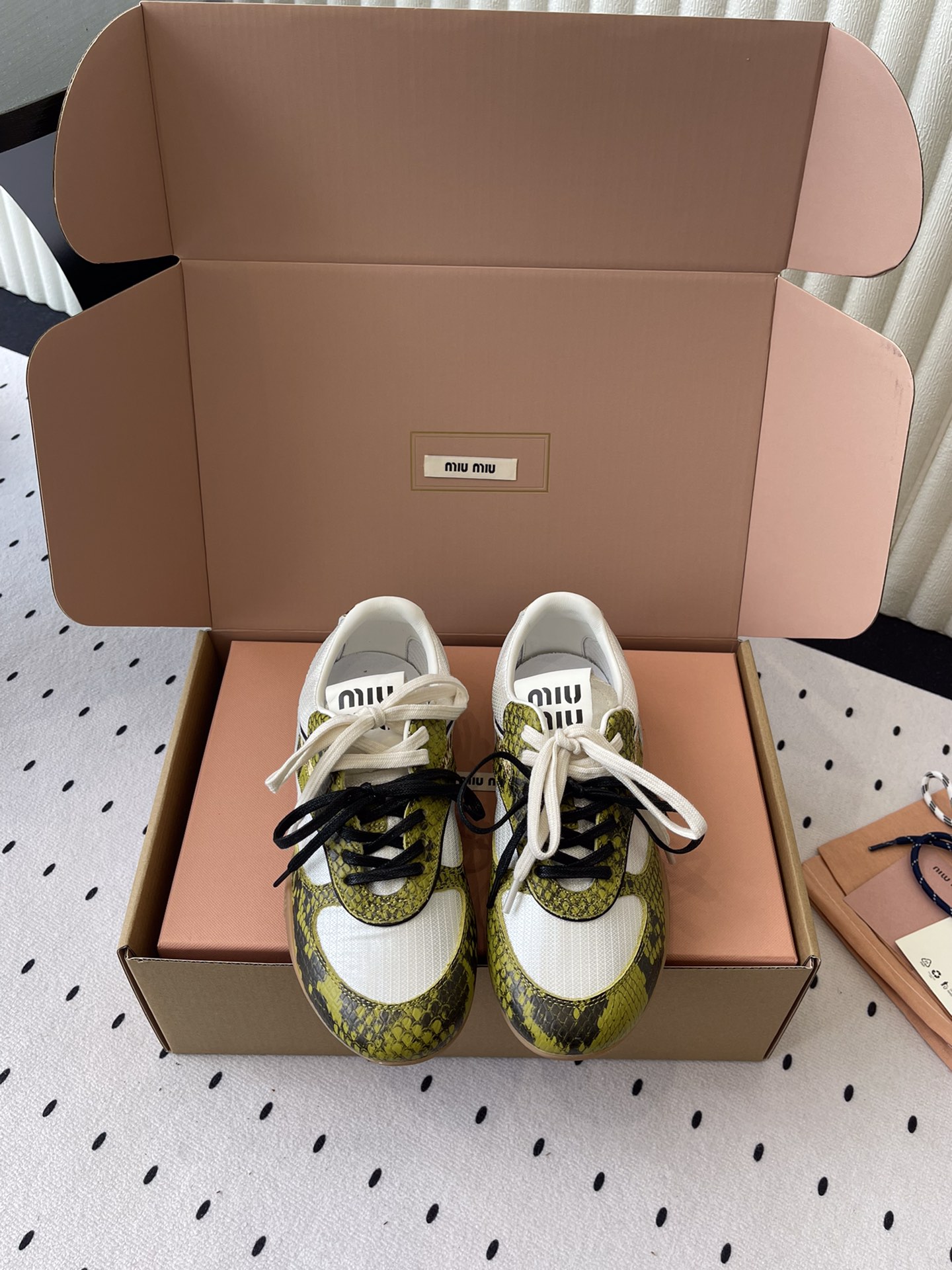 NO:388813,Miu Miu Spring and Summer New German-Shipping Casual Shoes Top Version The trend elements of the new season convey modern style~ It looks good no matter how you wear it, this summer's favorite fashionista is super comfortable to wear, imported snake pattern cowhide original mold open sole Size35-70, casual shoes/sports shoes, miumiu, sneakers, cowhide19860909Miu Miu春夏新款德训休闲鞋 顶级版本 新季的潮流要素传达现代风格~ 怎么穿都好看今夏时髦精最爱 上脚超级舒服 面料进口蛇纹牛皮 原版开模大底 Size35-70,休闲鞋/运动鞋,miumiu,sneakers,cowhide,Women's Shoes