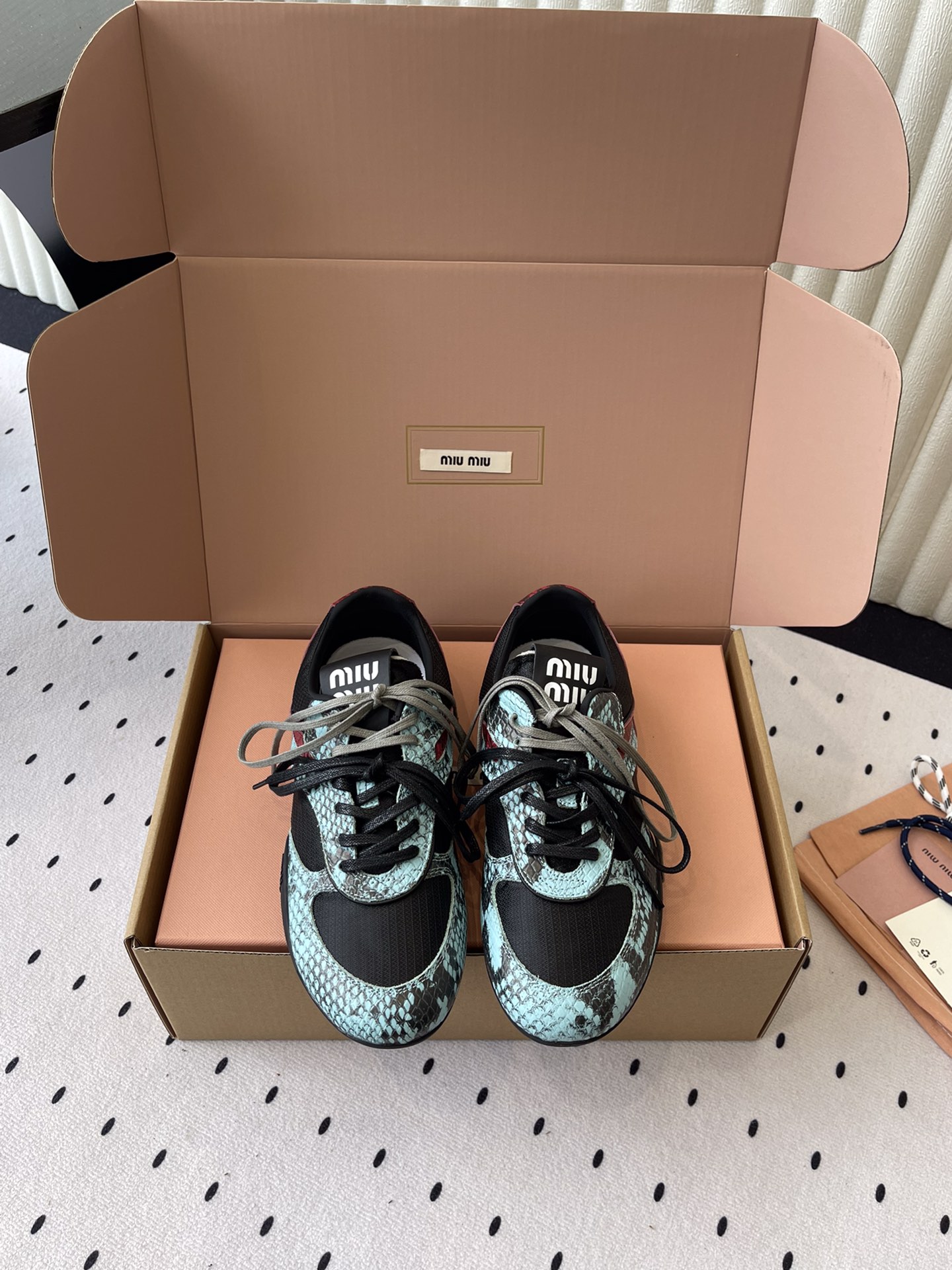 NO:388821,Miu Miu Spring and Summer New German-Shipping Casual Shoes Top Version The trend elements of the new season convey modern style~ It looks good no matter how you wear it, this summer's favorite fashionista is super comfortable to wear, imported snake pattern cowhide original mold open sole Size35-70, casual shoes/sports shoes, miumiu, sneakers, cowhide19860909Miu Miu春夏新款德训休闲鞋 顶级版本 新季的潮流要素传达现代风格~ 怎么穿都好看今夏时髦精最爱 上脚超级舒服 面料进口蛇纹牛皮 原版开模大底 Size35-70,休闲鞋/运动鞋,miumiu,sneakers,cowhide,Women's Shoes