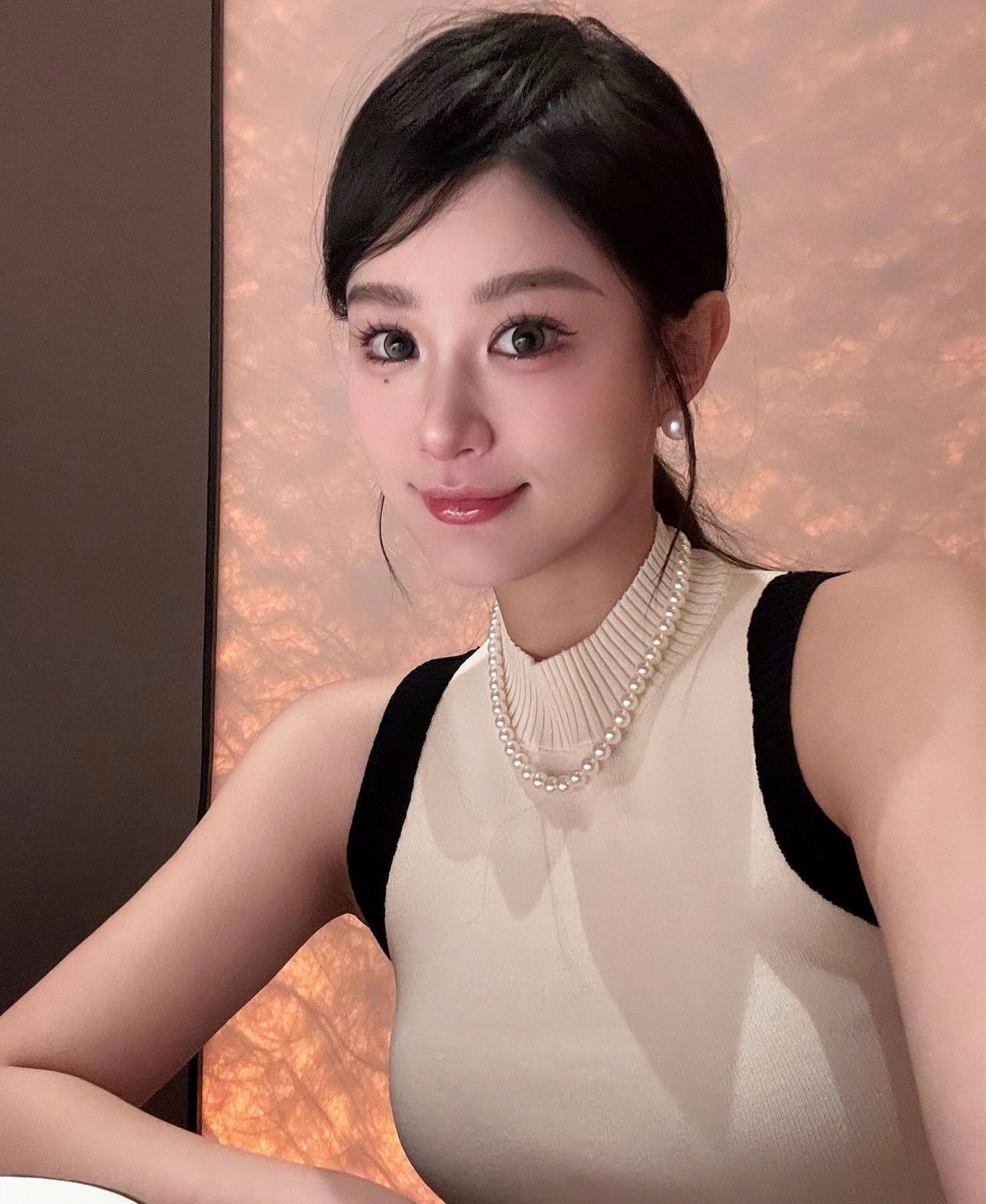 NO:634885,8mm round pearl necklace in a cool Australian white color. The pearl light is cold and bright, and the white color is cool, showing presence without being exaggerated. The golden point is very suitable for matching with T-shirts, dresses, and small fragrance clothes. It has a strong aura and a more elegant style. The favorite pearl string of rich ladies and celebrities. Customized pearls (not real pearls). S925 silver ingot buckle. Length 40, 45cm, necklace, gold, Cartier high-end jewelry.19860909平替清冷澳白冷白光色8mm正圆珍珠项链 珠光冷亮透,正白冷色系,显存在感又不夸张 黄金点位,搭配T衫、礼服、小香风服装都非常合适,气场强,风格更大气  富婆姐姐名媛最爱的珍珠串 定制珍珠（非真珠） S925银元宝扣 长度40、45cm,,necklace,gold,卡迪亚高端饰品,Jewelry