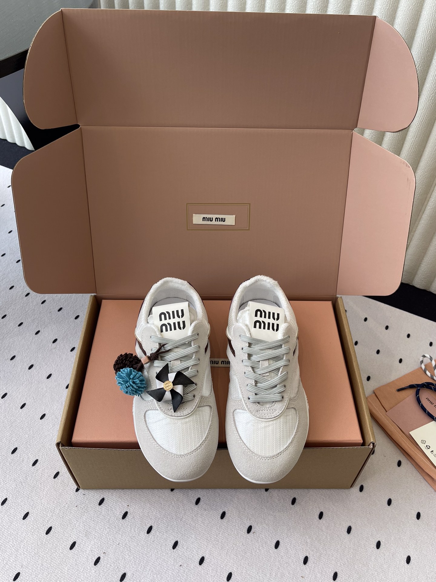 NO:423365,Miu Miu Spring and Summer New Casual Shoes Top Version New Season Trends convey modern style~ It looks good no matter how you wear it, this summer's fashionista favorite, super comfortable to wear, imported fabric, breathable mesh, inner lining original inner lining, outsole original sole Size35-70, casual shoes/sports shoes, miumiu, sneakers19860909Miu Miu春夏新款休闲鞋 顶级版本 新季的潮流要素传达现代风格~ 怎么穿都好看今夏时髦精最爱 上脚超级舒服 面料进口对版透气网布 内里原版内里 大底原版鞋底 Size35-70,休闲鞋/运动鞋,miumiu,sneakers,Women's Shoes