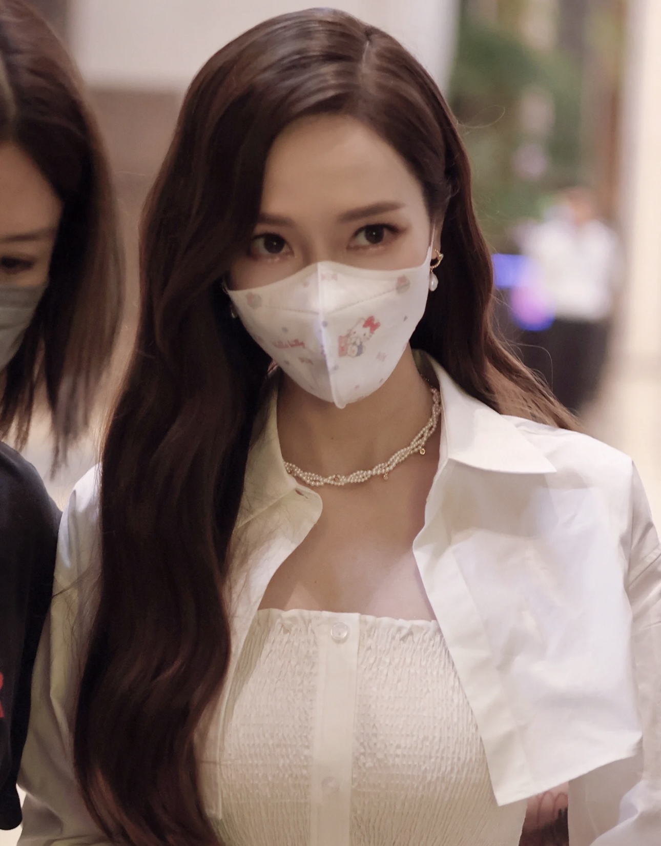 NO:634889,Jessica's same style French romantic three-layer braided millet beads high-end clavicle necklace. The ultimate elegance and freshness in daily wear. Whether paired with a simple white T-shirt, a small dress skirt, or a small camisole, it can create a gentle and noble feeling of a rich family. Swarovski pearls (not real beads) accessories copper gold-plated zircon. Length 43cm + tail chain adjustment buckle, skirts, necklace, gold plating, Cartier high-end jewelry19860909郑秀妍同款法式浪漫三层编织小米珠高级感锁骨项链 日常穿搭中的极致优雅 清新秀气 无论搭配简单白T衫,还是小礼服裙子,小吊带背心,都能营造出温柔富家千金的贵气感 施华洛珍珠(非真珠)配件铜镀金锆石 长度43cm+尾链调节扣,,skirts,necklace,gold plating,卡迪亚高端饰品,Jewelry