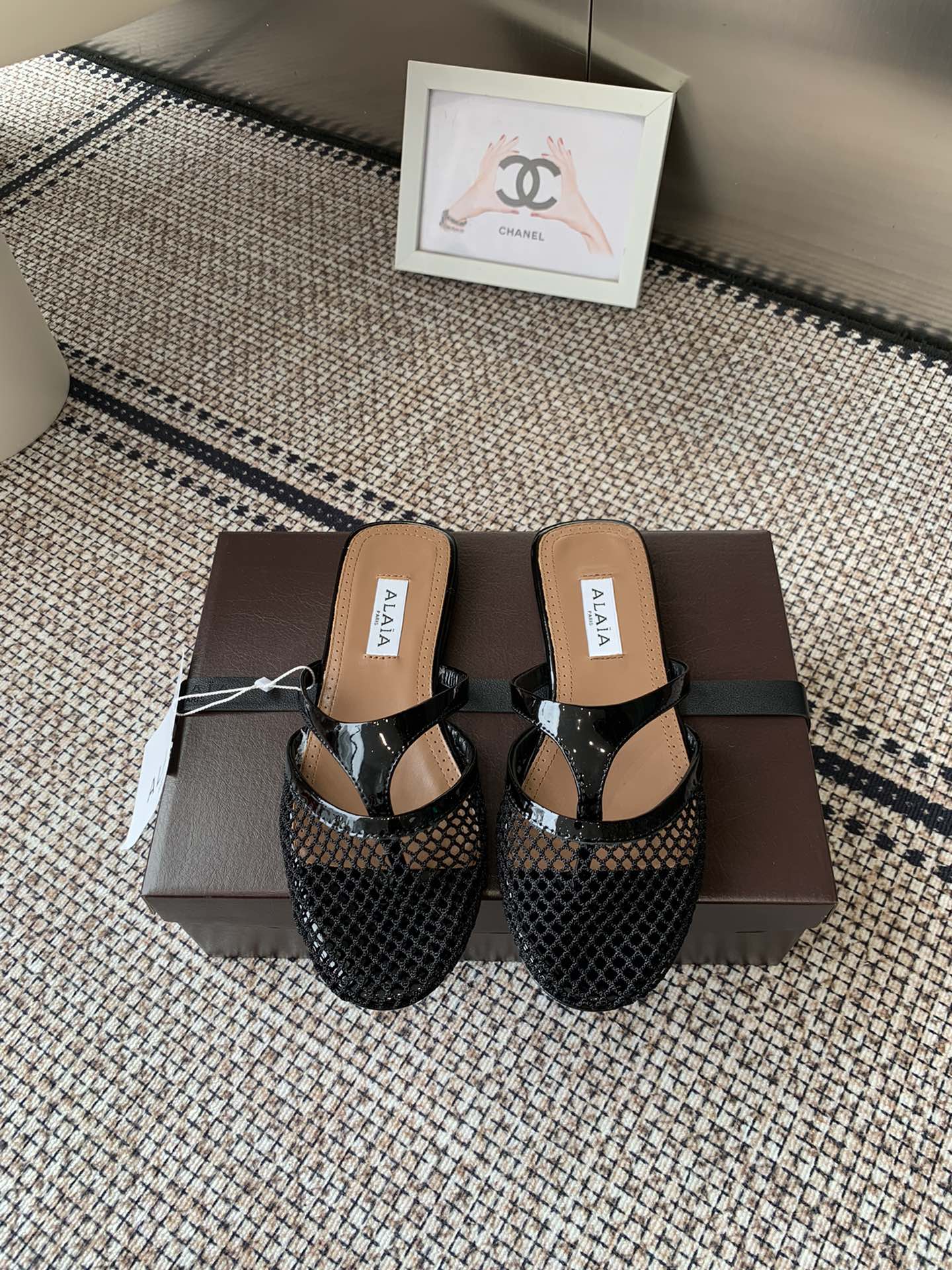 NO:512093,ALAIA 25ss Spring and Summer New Flat-soled Fishing Net Clip-toe Slippers This mesh clip-toe slippers are made of exquisite double-material structure, blending leather flip-flops and fishing net upper and patent leather to show off the sense of fashion!  Shoes Super chic design has a unique and elegant feeling. The style of the mesh clip is hidden. The unique style is matched with different styles. A must-have fashion item for summer. Different styles can be easily controlled. Whether it is jeans, suit pants, or pleated skirts, it can enhance your outfit to fashion elegance and excellence. The upper is original molded fishing net/cow patent leather. Inner footbed sheepskin. Original Italian leather outsole. Size 35-39. Semi-torch, alaia, slippers, skirts, jeans, business suit, sheepskin, Leather soles.19860909ALAIA 阿莱亚 25ss春夏新款 平底渔网 夹趾拖鞋 这款网面夹趾拖鞋 采用精巧双材质结构 融合皮革人字拖和渔网鞋面与漆皮的混搭 将时尚感尽显无遗！ 鞋 超级别致的设计有种独特优雅气息的感觉 网面夹脚的款式隐藏起来 独特风格配上不同款式 夏日的必备时尚单品 不同风格都能轻松驾驭 无论牛仔裤 西装裤 还是百褶裙 都能将你的穿搭提升到时尚优雅和卓越之中 鞋面原版开模渔网/牛漆皮 内里垫脚羊皮 原版意大利真皮大底 码数35-39,半拖,alaia,slippers,skirts,jeans,business suit,sheepskin,Leather soles,Women's Shoes