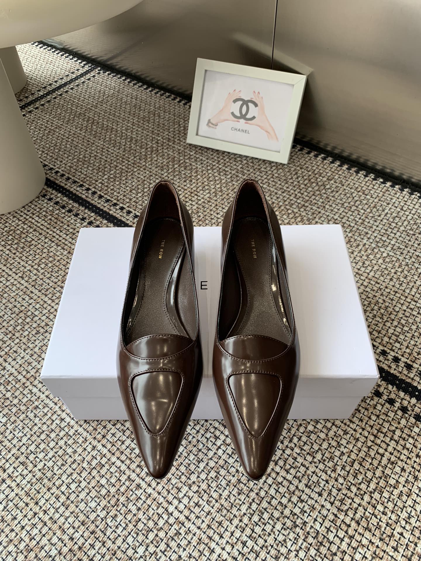 NO:512090,The row 25ss new spring and summer single shoes, the counter has a new style The Row original replica correct outsole, and welcomes the counter to compare!  A simple, delicate and warm single shoe that can be worn in different styles and has different flavors. The inner foot padded sheepskin is very soft and easy to wear and will never wear. It has a low-key name called the row. It is minimalist and has a little magic in it, which is irresistible!  Fabric: Imported calfskin with edge beads, inner lining and foot pads imported sheepskin, genuine leather sole shot out, comfortable and non-slip!  Number of 35-40 (40 custom made without return or exchange), single shoes, cowhide, sheepskin, Leather soles19860909The row 25ss 春夏季新款单鞋 专柜新款The Row 原版复刻正确大底欢迎专柜对比！ 一款简单秀气又能保暖的单鞋,可搭配各种风格穿出不同风味,内里垫脚羊皮 非常柔软好穿,绝对不会磨脚的一款鞋子,有一低调叫the row,极简中带点魔力,让人无法抗拒！ 面料: 进口小牛皮开边珠 内里和垫脚进口羊皮 真皮大底射出,舒适又防滑！ 码数35-40（40订做不退不换）,单鞋,cowhide,sheepskin,Leather soles,Women's Shoes