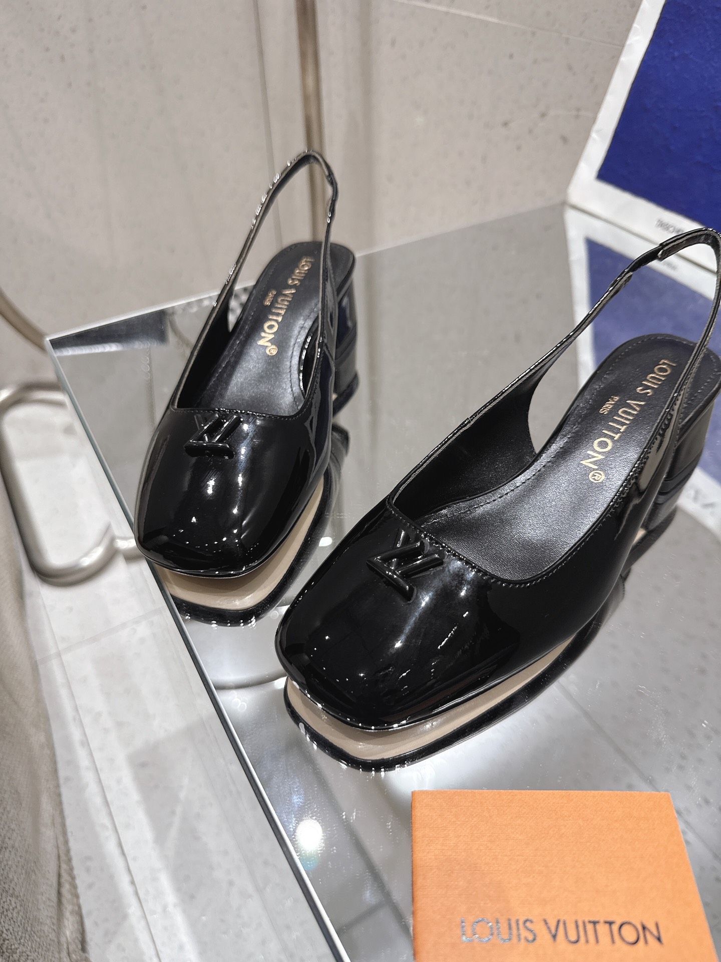 “LR Morning & Spring Collection: Swinging Heels with Little V Logo Design” - 图片 8