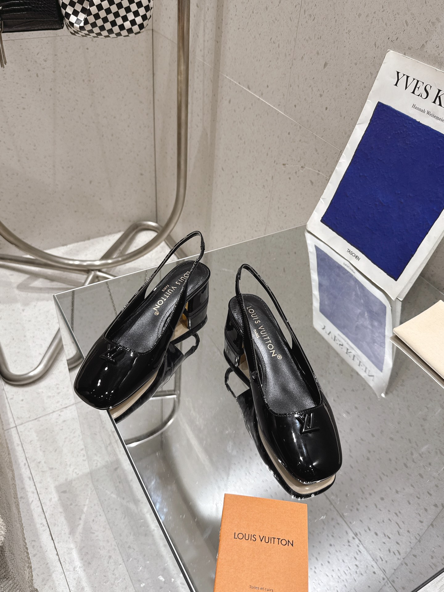 “LR Morning & Spring Collection: Swinging Heels with Little V Logo Design” - 图片 4