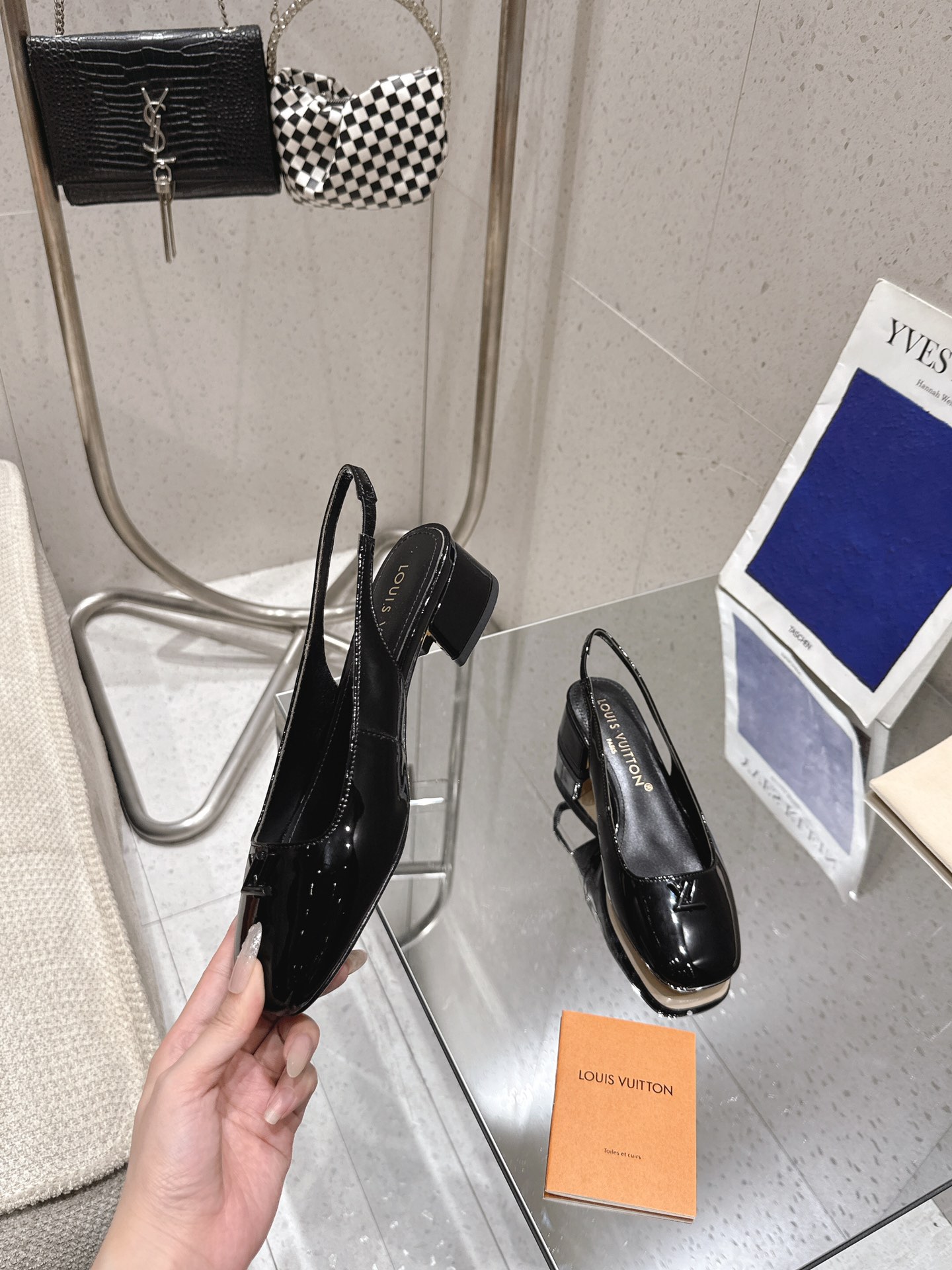 “LR Morning & Spring Collection: Swinging Heels with Little V Logo Design” - 图片 3