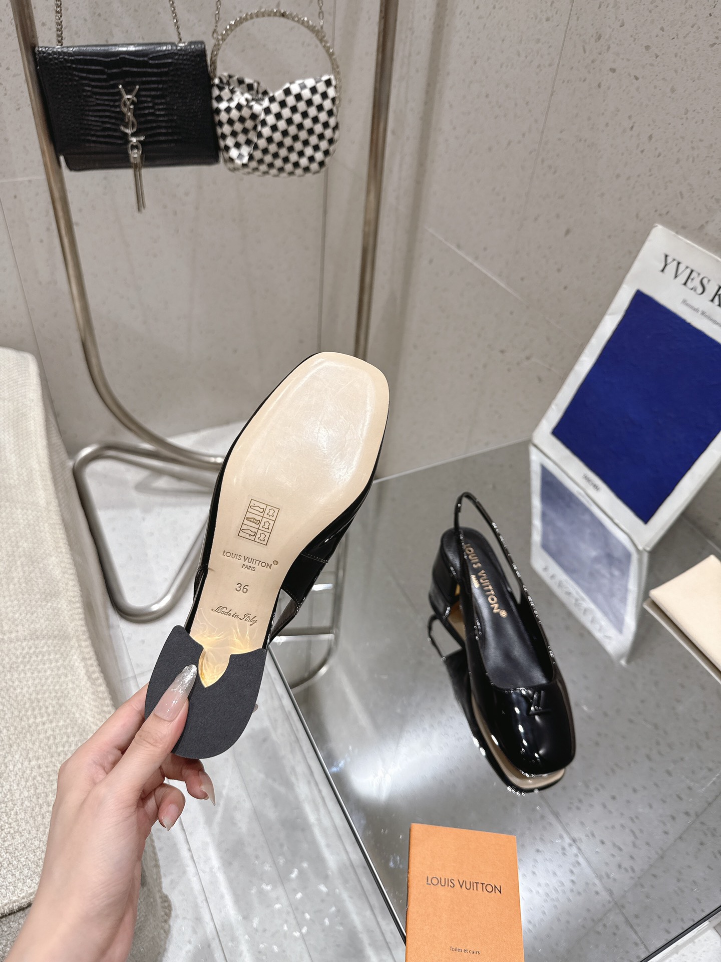 “LR Morning & Spring Collection: Swinging Heels with Little V Logo Design” - 图片 9