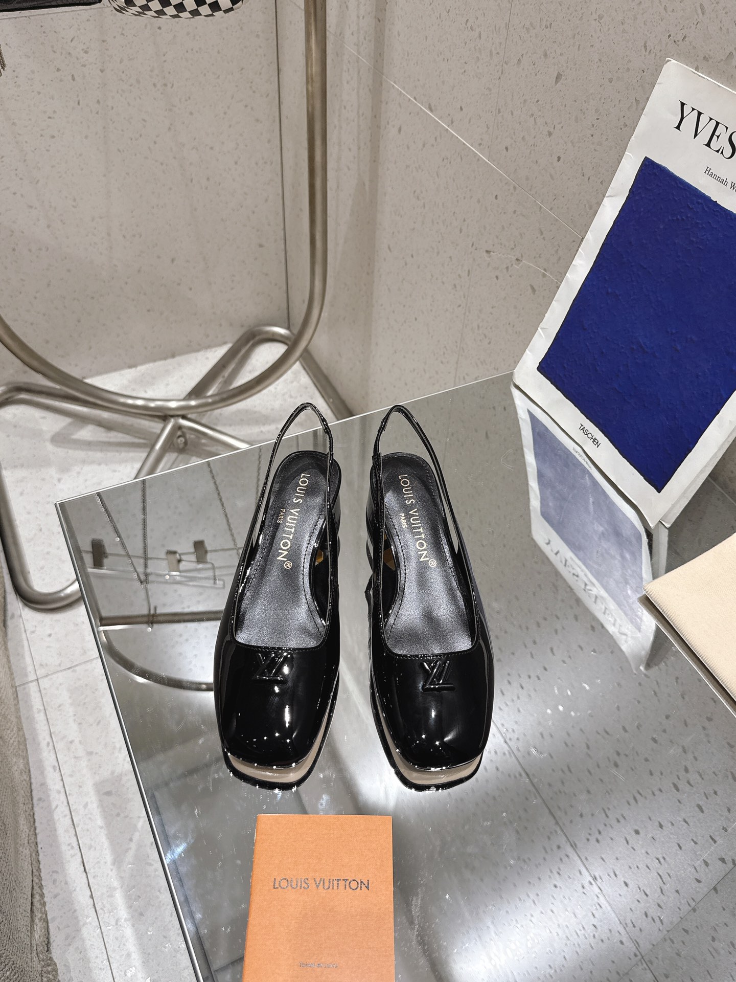 “LR Morning & Spring Collection: Swinging Heels with Little V Logo Design” - 图片 2