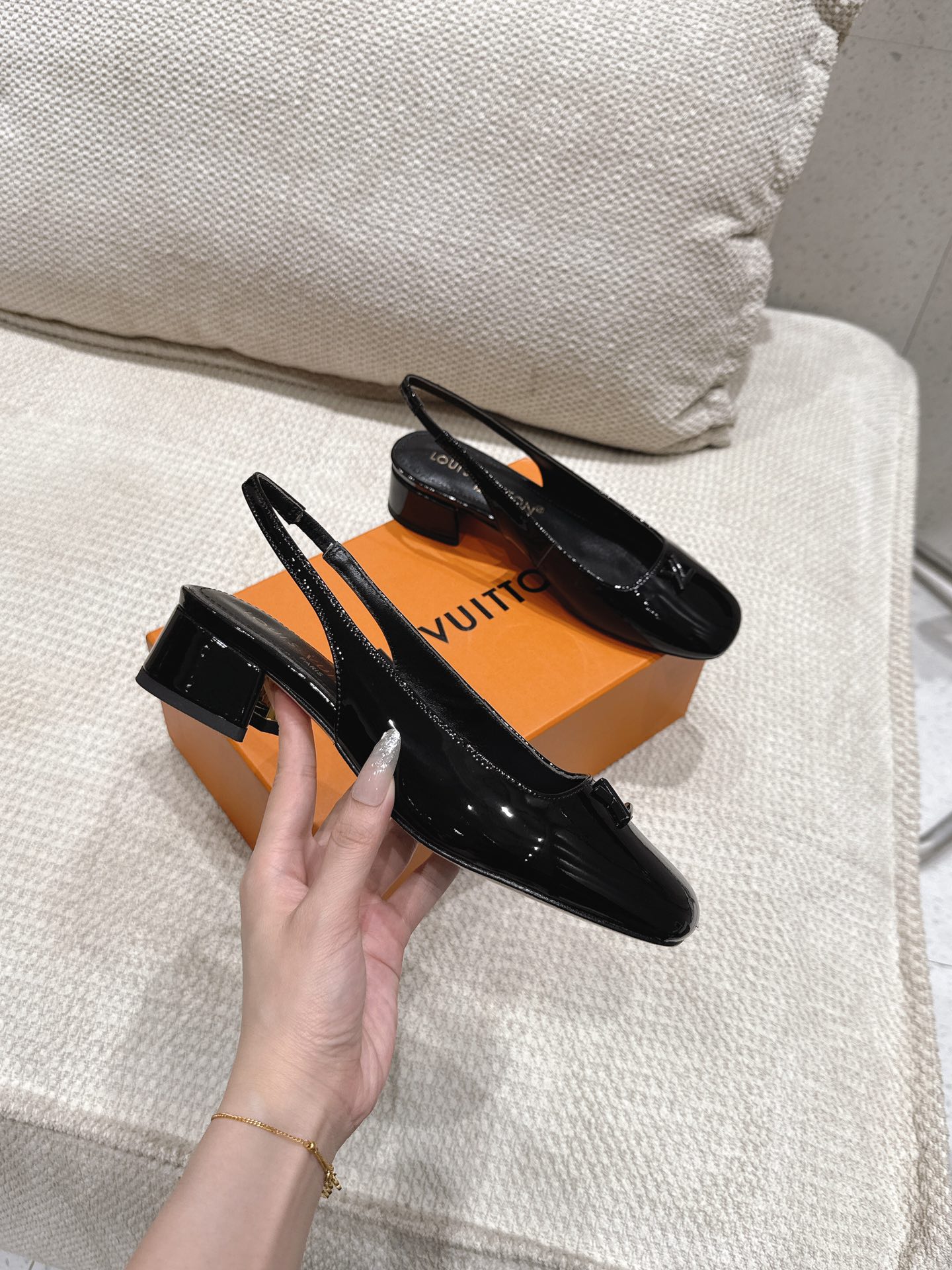 “LR Morning & Spring Collection: Swinging Heels with Little V Logo Design” - 图片 6