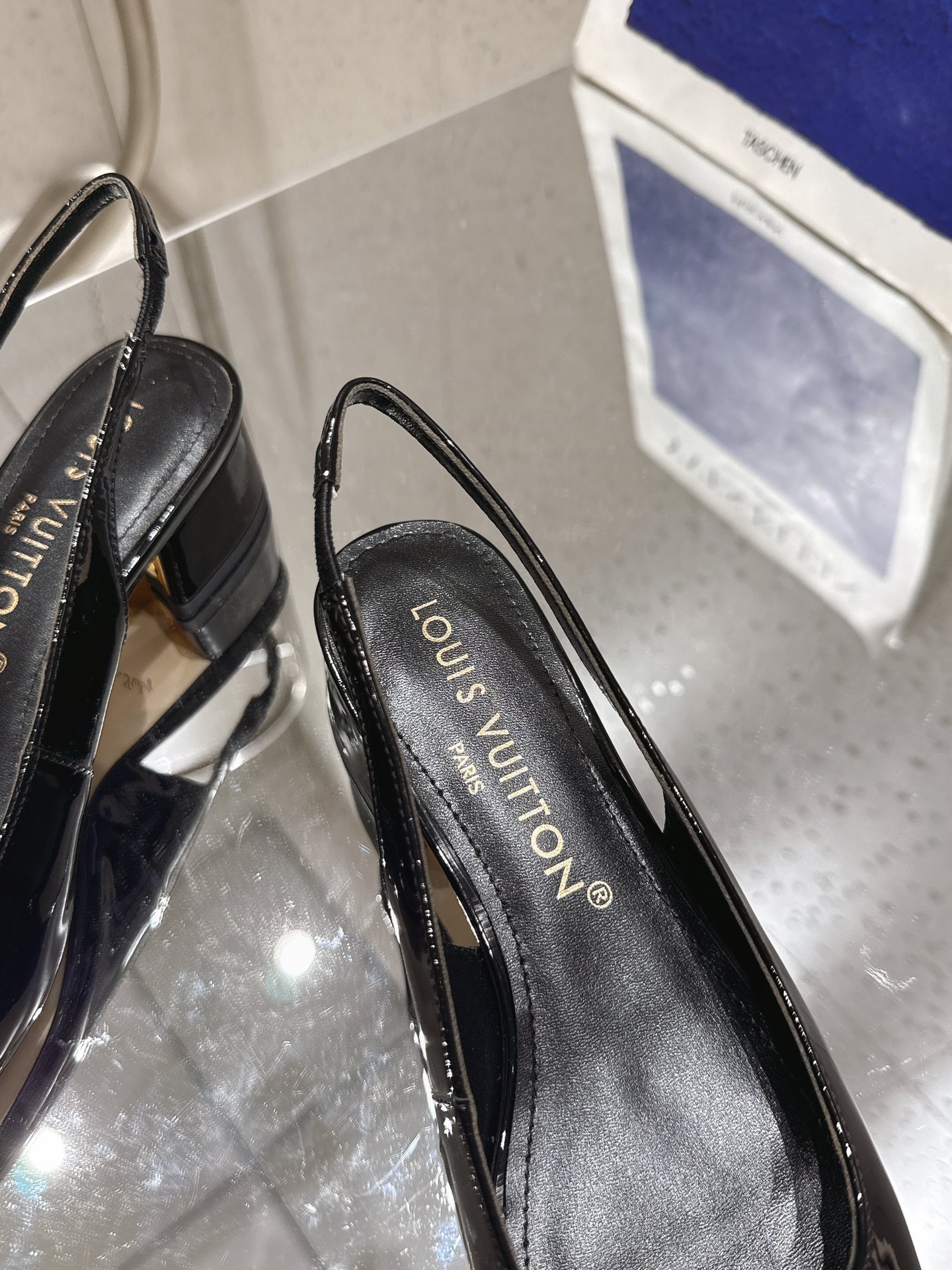 “LR Morning & Spring Collection: Swinging Heels with Little V Logo Design” - 图片 7