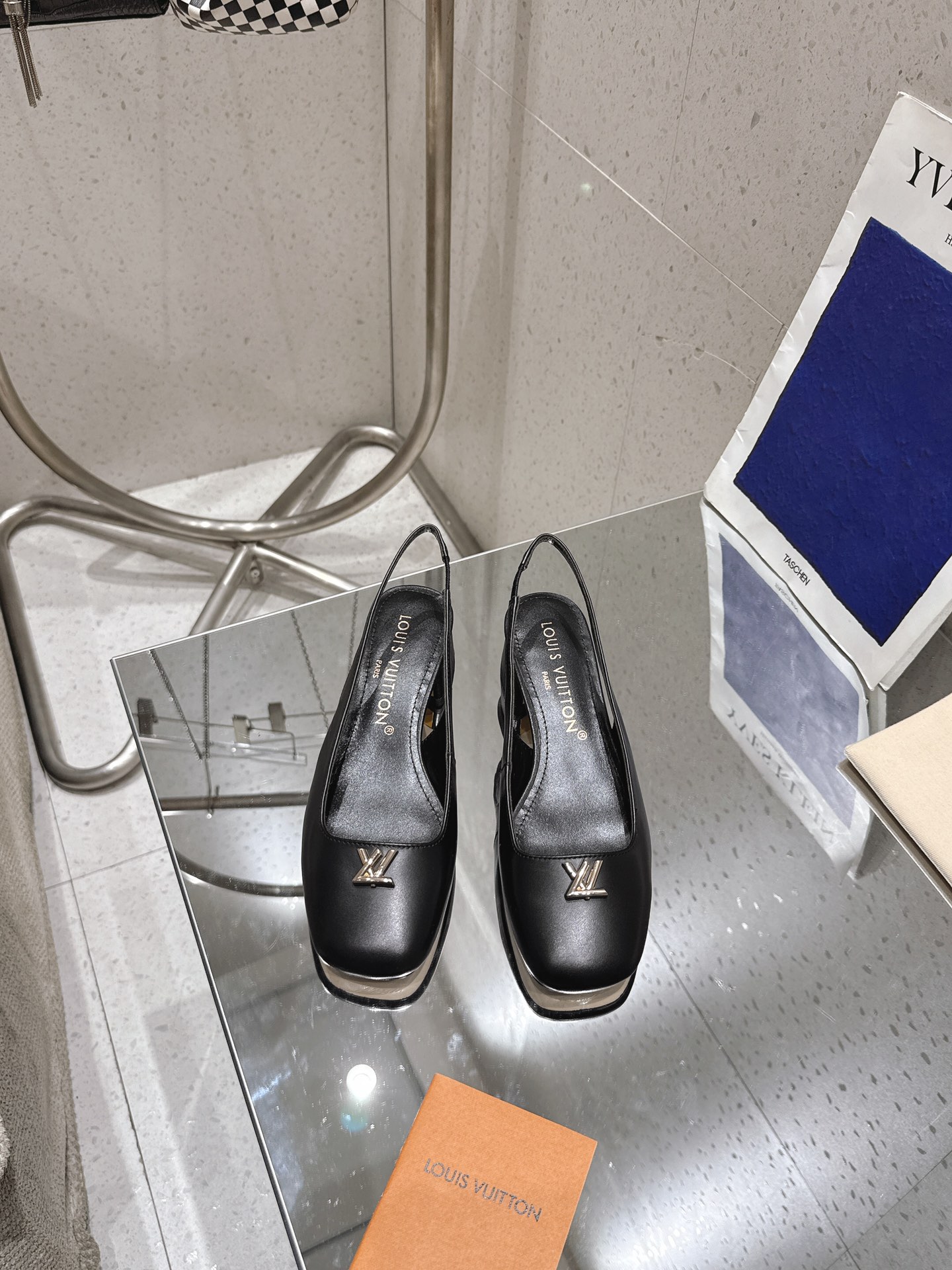 NO:406757,2025 Latest L Home Early Spring Style Counter Latest Show Official Website Series, Synchronous Update, Perfect Last + Small V LOGO Design. Swing High Heels use soft sheep leather to create an easy-to-wear design, showing the elegant style with neat lines. V-shaped hollow square heel and its luster inner lining establish recognition, metal heart Twist decoration finishes the finishing touch and details Upper: Imported calf leather Inner lining: Sheepskin inner lining outsole Italian leather outsole Heel height: 2.5CM Shoe size: 35-41 (40.41. Custom made non-return and exchange), sandals, stuart weitzman, sandals, high heels, cowhide, sheepskin, Leather soles198609092025最新 L家早春款专柜最新走秀官网系列、同步更新、完美楦型+小V LOGO设计. swing 高跟鞋选用柔软羊皮革塑造易于穿脱的设计,以利落线条彰显典雅风范.V形镂空方跟及其莹泽内里树立辨识度,鞋头金属心Twist 装饰点睛考究细节 鞋面: 进口小牛皮 内里: 羊皮内里 大底意大利真皮大底 跟高:2.5CM 鞋码: 35-41（ 40.41.定做不退换）,凉鞋,stuart weitzman,sandals,high heels,cowhide,sheepskin,Leather soles,Women's Shoes