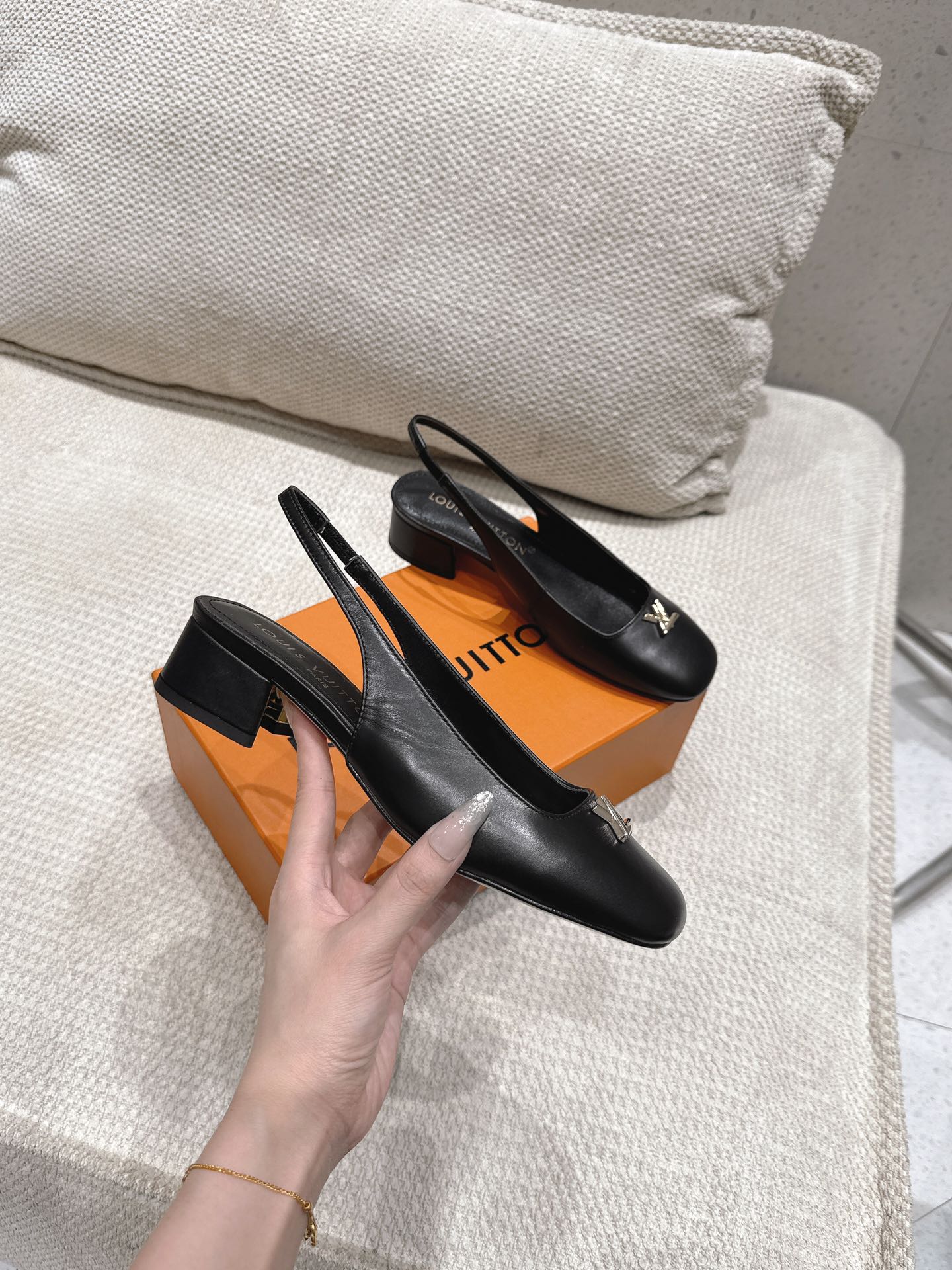 “P6962025: L.R.’s Latest Morning & Spring Collection with V Logo Design & Soft Sheep Leather Heels” - 图片 6