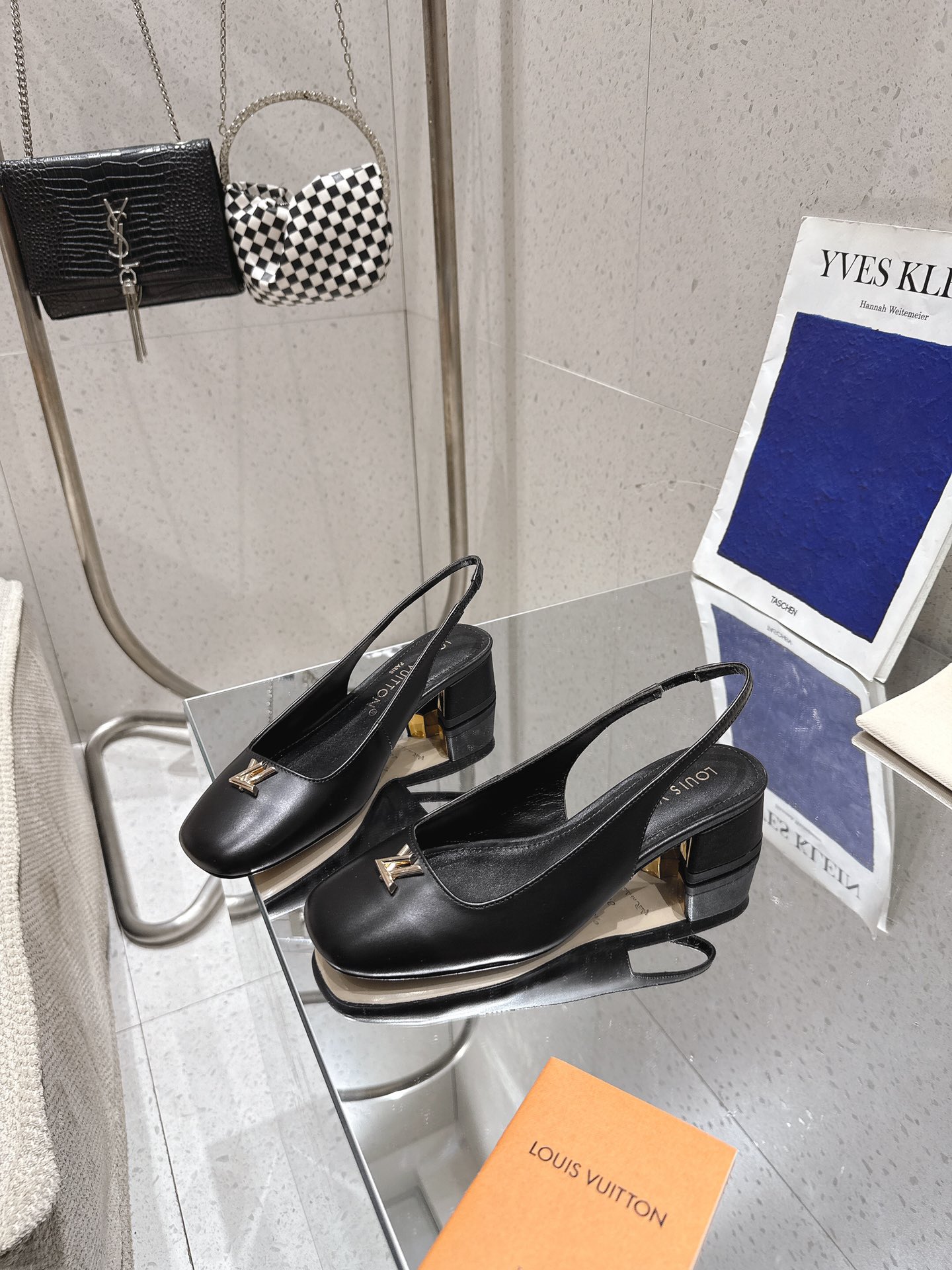 “P6962025: L.R.’s Latest Morning & Spring Collection with V Logo Design & Soft Sheep Leather Heels” - 图片 5