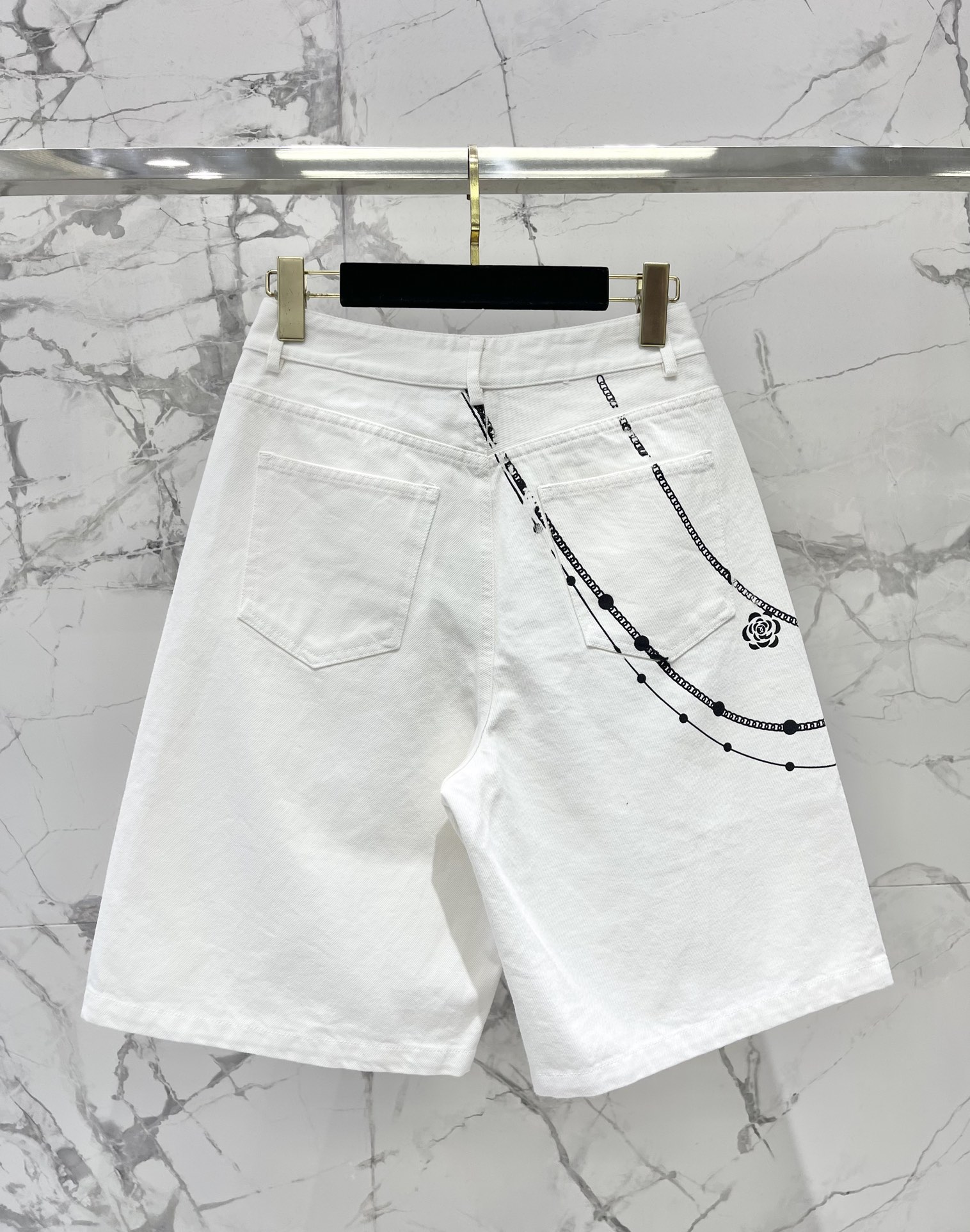 𝗖𝗛𝗔𝗡𝗘* 小香链条印花烫钻牛仔裤

精致的链条印花和闪闪的烫钻吸引了！👀✨ 简直是细节控的福音啊！每