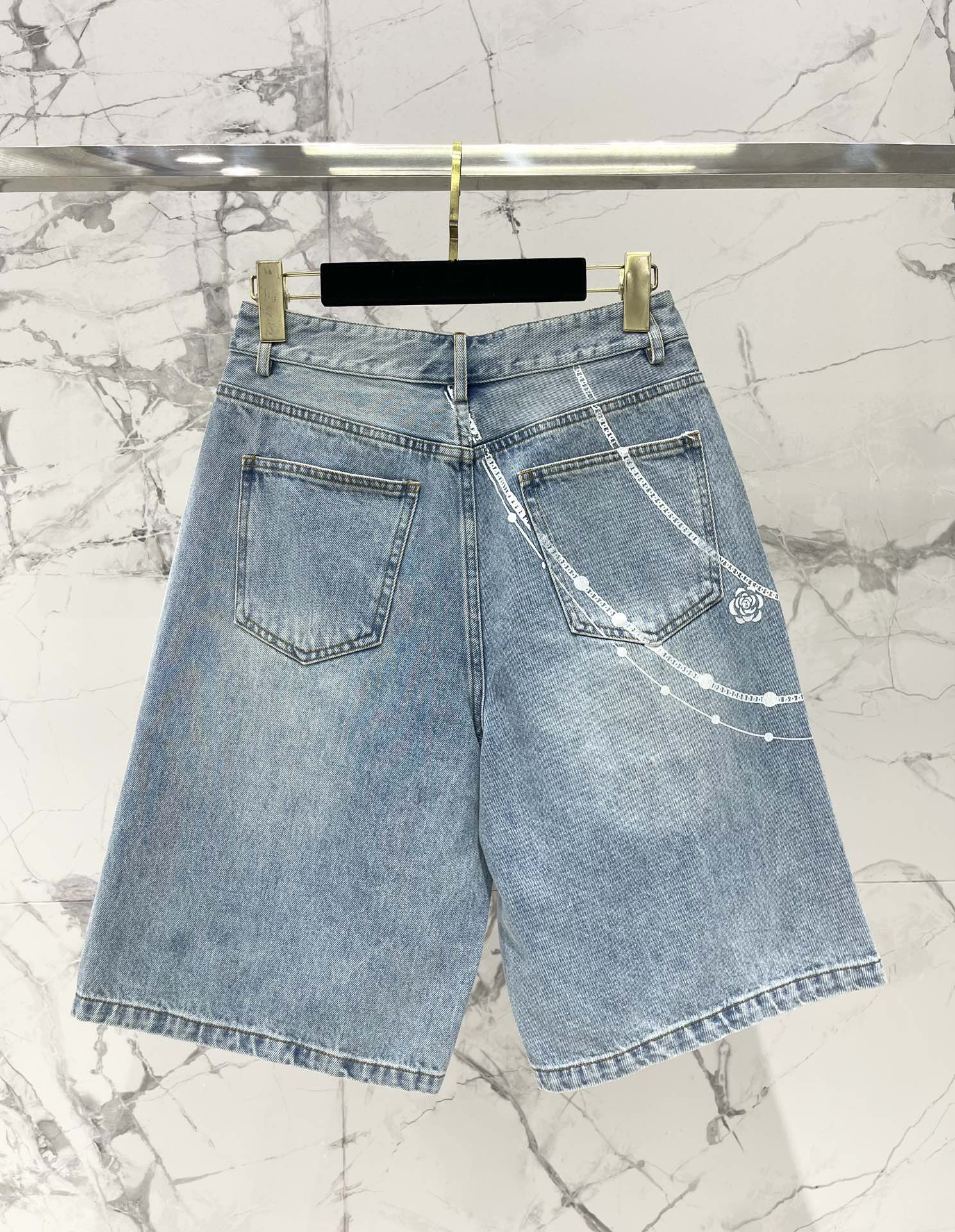 𝗖𝗛𝗔𝗡𝗘* 小香链条印花烫钻牛仔裤

精致的链条印花和闪闪的烫钻吸引了！👀✨ 简直是细节控的福音啊！每