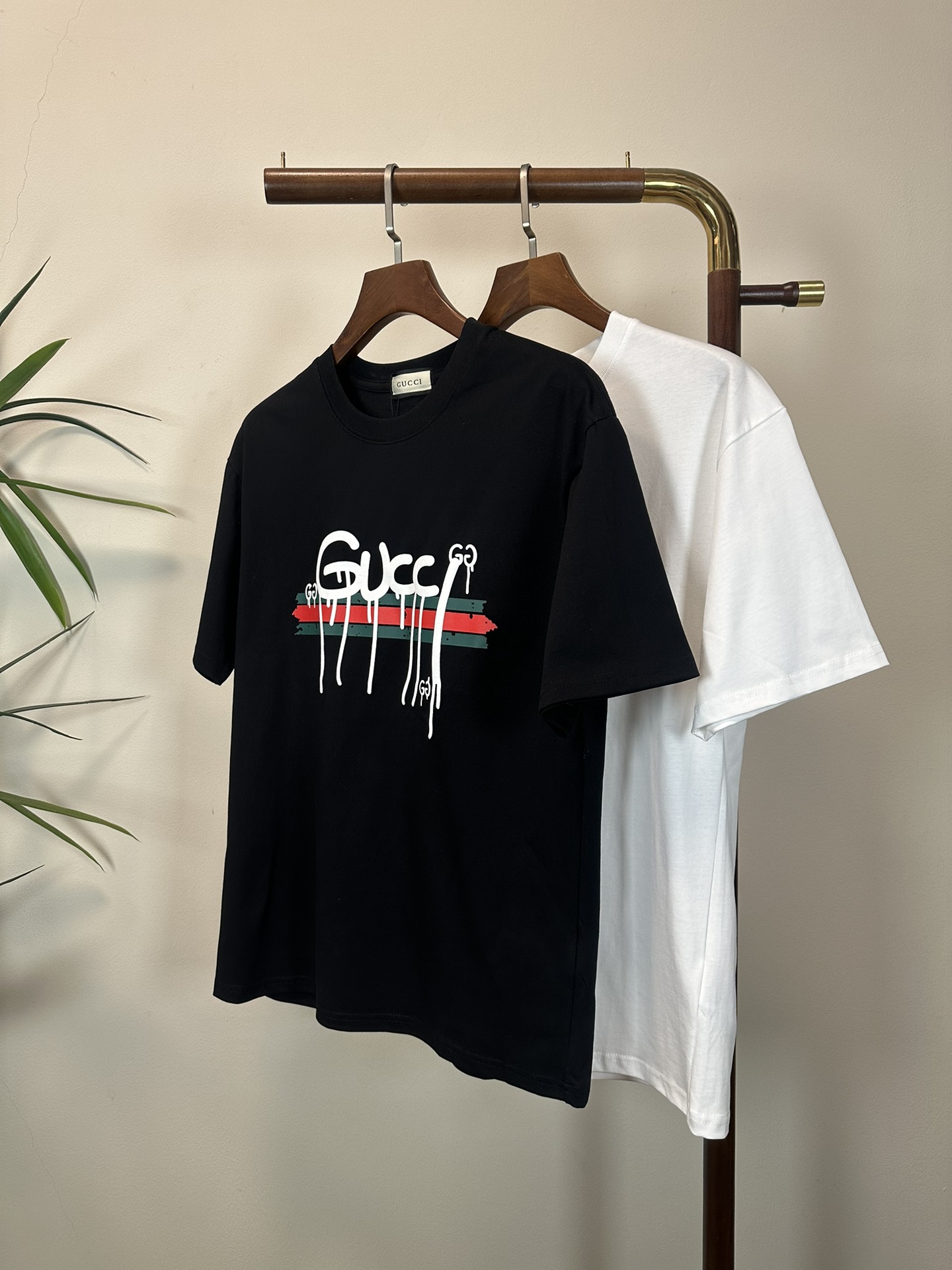 NO:468830,GU Gucci New round neck short-sleeved T-shirt high-end version!  Customized fabrics for counters are breathable and comfortable, with impeccable details, and the brand element design concept reflects high quality. The feel is delicate and soft!  It is casually cut, with a great upper body style!  Code number M-3XL, gucci, T-shirt,tees, t-shirt,alexander wang19860909GU 古驰 新款 圆领 短袖 T恤 高端版本！专柜定制面料 透气舒适度高,细节无可挑剔,品牌元素设计理念,体现高品质.手感细腻柔软！呈现休闲裁剪,上身版型超赞！ 码数M-3XL,,gucci,T-shirt,tees，t-shirt,alexander wang,Men's clothing