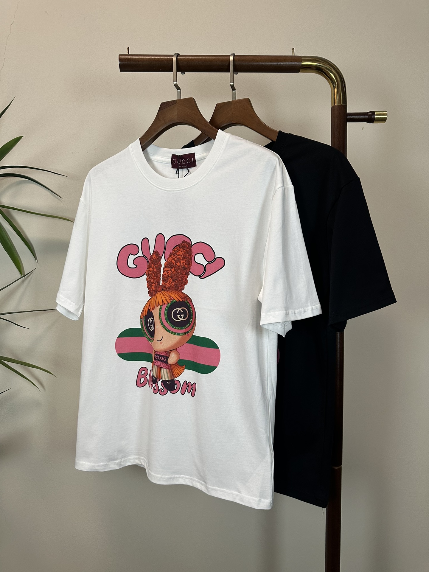 NO:471491,GU Gucci 2025 new round neck short-sleeved T-shirt high-end version!  Customized fabrics for counters are breathable and comfortable, with impeccable details, and the brand element design concept reflects high quality. The feel is delicate and soft!  It is casually cut, with a great upper body style!  Code number M-3XL, gucci, T-shirt,tees, t-shirt,alexander wang19860909GU 古驰 2025新款 圆领 短袖 T恤 高端版本！专柜定制面料 透气舒适度高,细节无可挑剔,品牌元素设计理念,体现高品质.手感细腻柔软！呈现休闲裁剪,上身版型超赞！ 码数M-3XL,,gucci,T-shirt,tees，t-shirt,alexander wang,Men's clothing