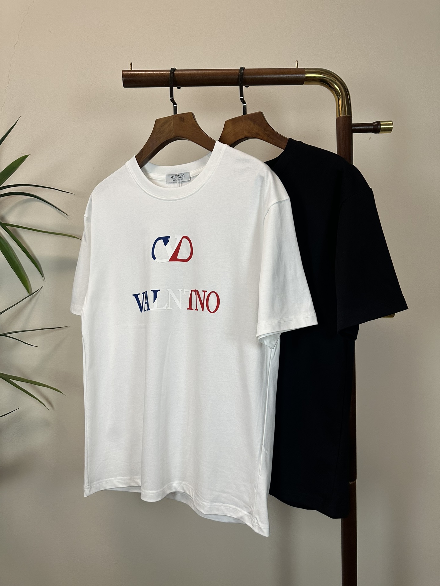 NO:471496,VLTN 2025 new round neck short-sleeved T-shirt high-end version!  Customized fabrics for counters are breathable and comfortable, with impeccable details, and the brand element design concept reflects high quality. The feel is delicate and soft!  It is casually cut, with a great upper body style!  Code number M-3XL, T-shirt,tees,t-shirt,alexander wang19860909VLTN 2025新款 圆领 短袖 T恤 高端版本！专柜定制面料 透气舒适度高,细节无可挑剔,品牌元素设计理念,体现高品质.手感细腻柔软！呈现休闲裁剪,上身版型超赞！ 码数M-3XL,,T-shirt,tees，t-shirt,alexander wang,Men's clothing