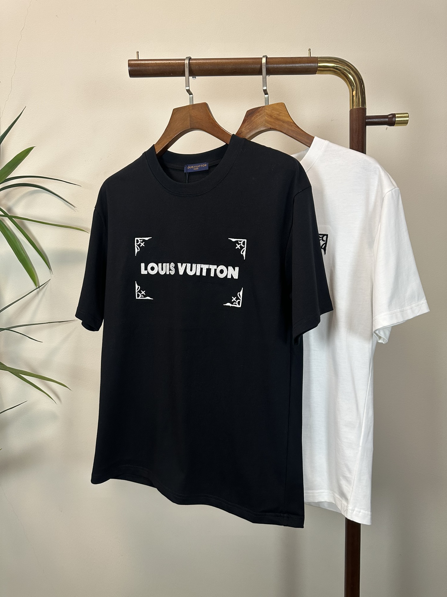 NO:471500,LV Louis Vuitton 2025 new round neck short-sleeved T-shirt high-end version!  Customized fabrics for counters are breathable and comfortable, with impeccable details, and the brand element design concept reflects high quality. The feel is delicate and soft!  It is casually cut, with a great upper body style!  Code number M-3XL, louis vuitton,louis vuitton,t-shirt,tees,t-shirt,alexander wang19860909LV 路易威登 2025新款 圆领 短袖 T恤 高端版本！专柜定制面料 透气舒适度高,细节无可挑剔,品牌元素设计理念,体现高品质.手感细腻柔软！呈现休闲裁剪,上身版型超赞！ 码数M-3XL,,louis vuitton,louis vuitton,T-shirt,tees，t-shirt,alexander wang,Men's clothing