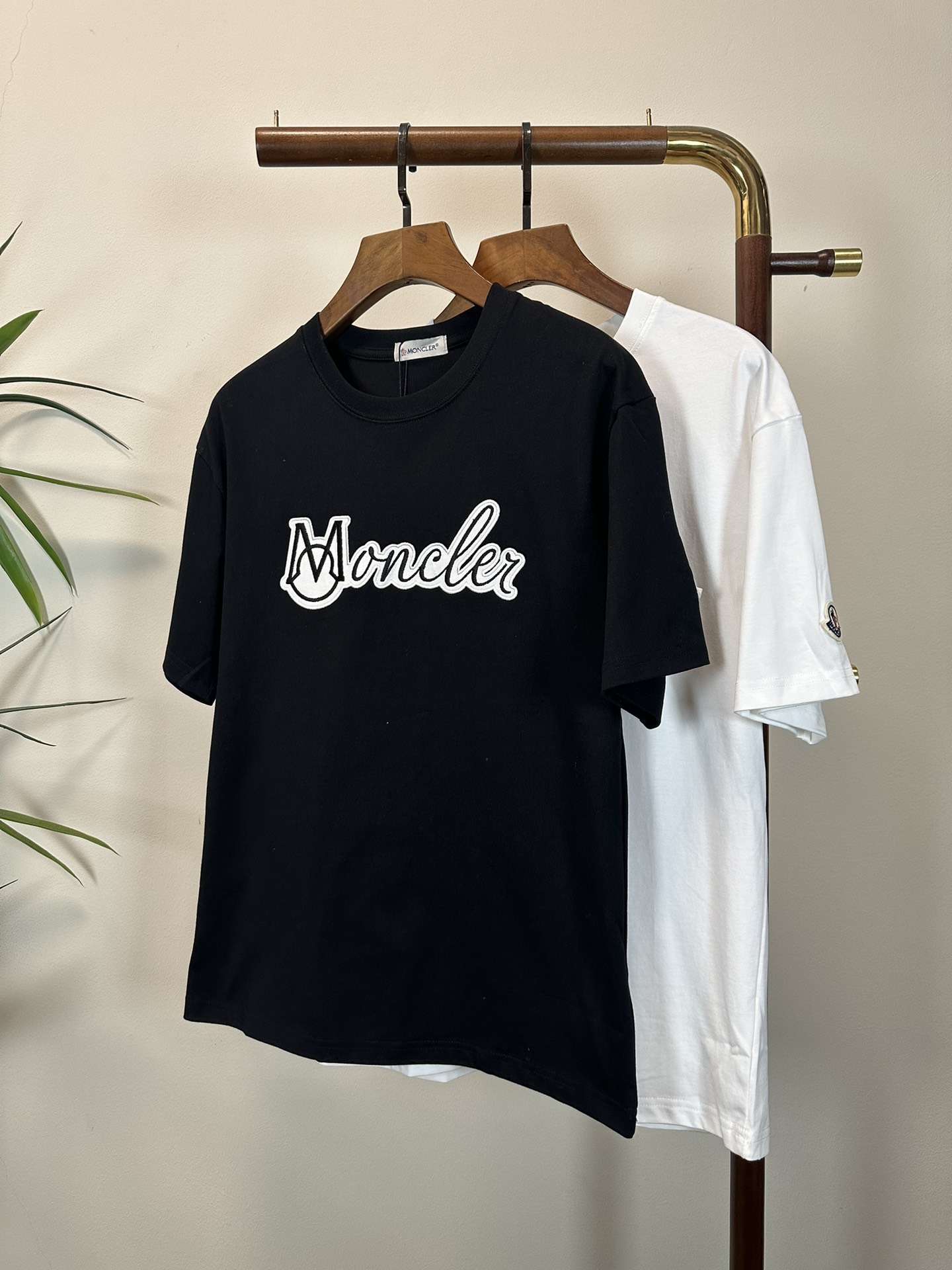 NO:471504,The new 2025 round neck short-sleeved T-shirt high-end version!  Customized fabrics for counters are breathable and comfortable, with impeccable details, and the brand element design concept reflects high quality. The feel is delicate and soft!  It is casually cut, with a great upper body style!  Code number M-3XL, Moncler, T-shirt,tees, t-shirt,alexander wang19860909蒙口 2025新款 圆领 短袖 T恤 高端版本！专柜定制面料 透气舒适度高,细节无可挑剔,品牌元素设计理念,体现高品质.手感细腻柔软！呈现休闲裁剪,上身版型超赞！ 码数M-3XL,,Moncler,T-shirt,tees，t-shirt,alexander wang,Men's clothing