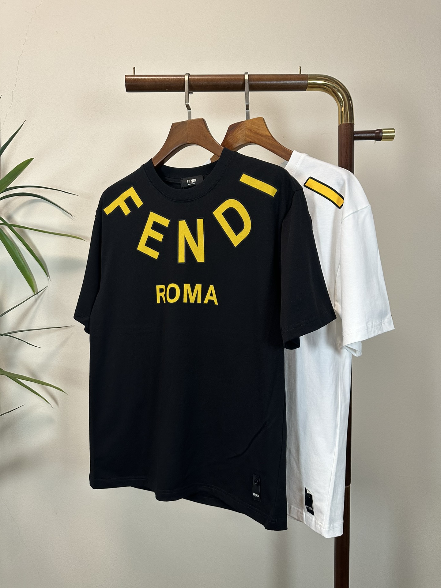 NO:471508,FD Fendi 2025 new round neck short-sleeved T-shirt high-end version!  Customized fabrics for counters are breathable and comfortable, with impeccable details, and the brand element design concept reflects high quality. The feel is delicate and soft!  It is casually cut, with a great upper body style!  Code number M-3XL, fendi, T-shirt, tees, t-shirt, alexander wang19860909FD 芬迪 2025新款 圆领 短袖 T恤 高端版本！专柜定制面料 透气舒适度高,细节无可挑剔,品牌元素设计理念,体现高品质.手感细腻柔软！呈现休闲裁剪,上身版型超赞！ 码数M-3XL,,fendi,T-shirt,tees，t-shirt,alexander wang,Men's clothing