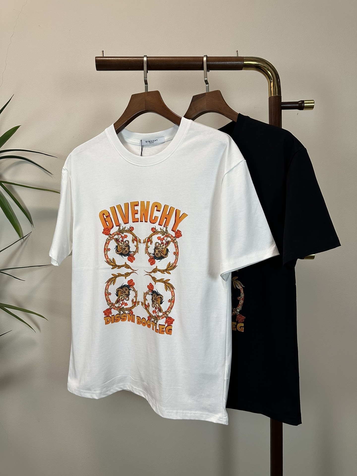 NO:471512,GVC Givenchy 2025 new round neck short-sleeved T-shirt high-end version!  Customized fabrics for counters are breathable and comfortable, with impeccable details, and the brand element design concept reflects high quality. The feel is delicate and soft!  It is casually cut, with a great upper body style!  Code number M-3XL, given, T-shirt,tees,t-shirt,alexander wang19860909GVC 纪梵希 2025新款 圆领 短袖 T恤 高端版本！专柜定制面料 透气舒适度高,细节无可挑剔,品牌元素设计理念,体现高品质.手感细腻柔软！呈现休闲裁剪,上身版型超赞！ 码数M-3XL,,givenchy,T-shirt,tees，t-shirt,alexander wang,Men's clothing