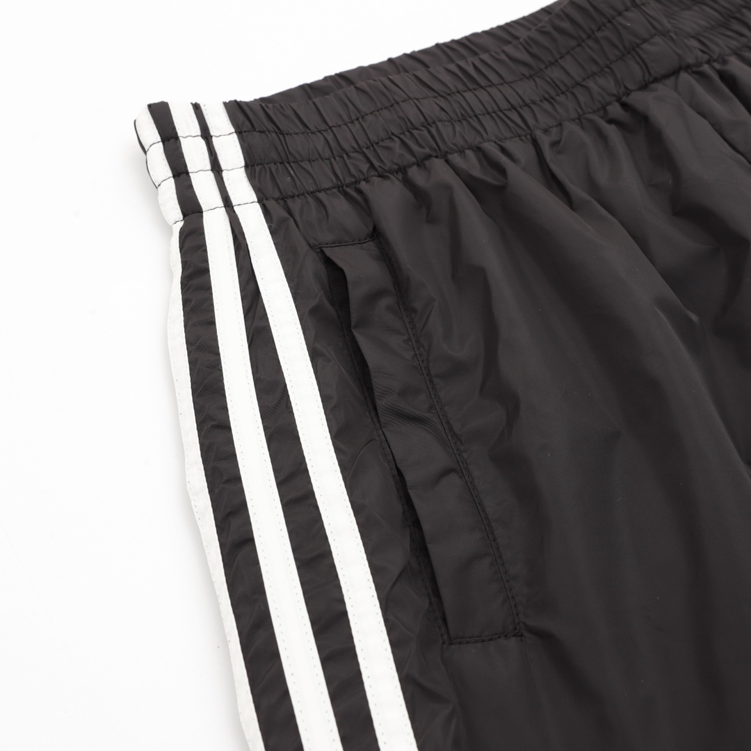BALENCIAGA x ADIDAS 巴黎世家联名三叶草字母刺绣短裤 黑色-莆田鞋,莆田鞋货源,高仿鞋,高仿鞋货源,安福档口,莆田高仿鞋,莆田鞋批发,高仿鞋批发,莆田高仿运动鞋,高仿运动鞋,莆田运动鞋 BALENCIAGA x ADIDAS 巴黎世家联名三叶草字母刺绣短裤 黑色