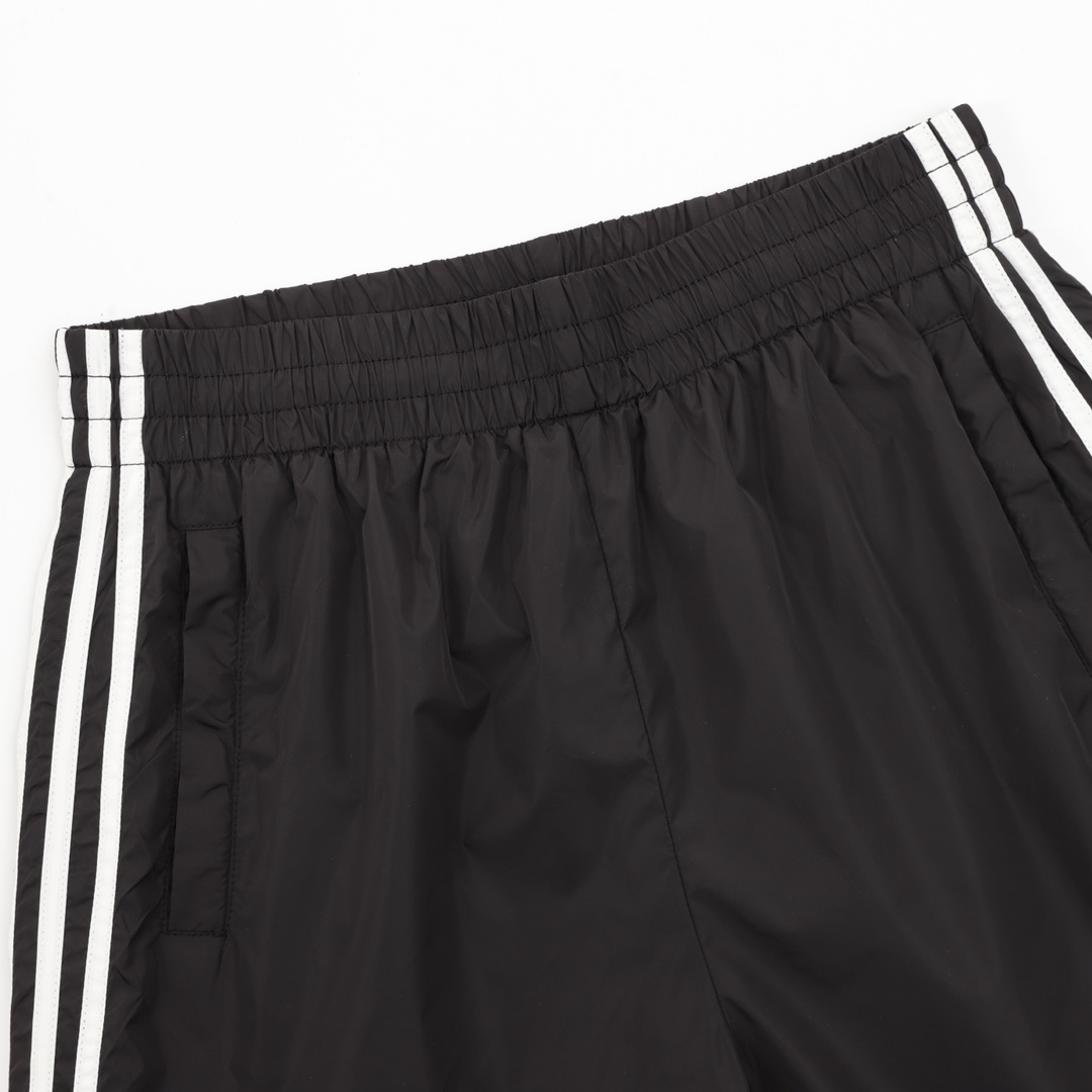 BALENCIAGA x ADIDAS 巴黎世家联名三叶草字母刺绣短裤 黑色-莆田鞋,莆田鞋货源,高仿鞋,高仿鞋货源,安福档口,莆田高仿鞋,莆田鞋批发,高仿鞋批发,莆田高仿运动鞋,高仿运动鞋,莆田运动鞋 BALENCIAGA x ADIDAS 巴黎世家联名三叶草字母刺绣短裤 黑色