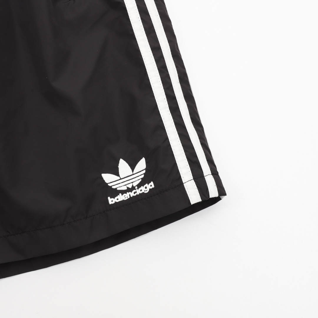 BALENCIAGA x ADIDAS 巴黎世家联名三叶草字母刺绣短裤 黑色-莆田鞋,莆田鞋货源,高仿鞋,高仿鞋货源,安福档口,莆田高仿鞋,莆田鞋批发,高仿鞋批发,莆田高仿运动鞋,高仿运动鞋,莆田运动鞋 BALENCIAGA x ADIDAS 巴黎世家联名三叶草字母刺绣短裤 黑色