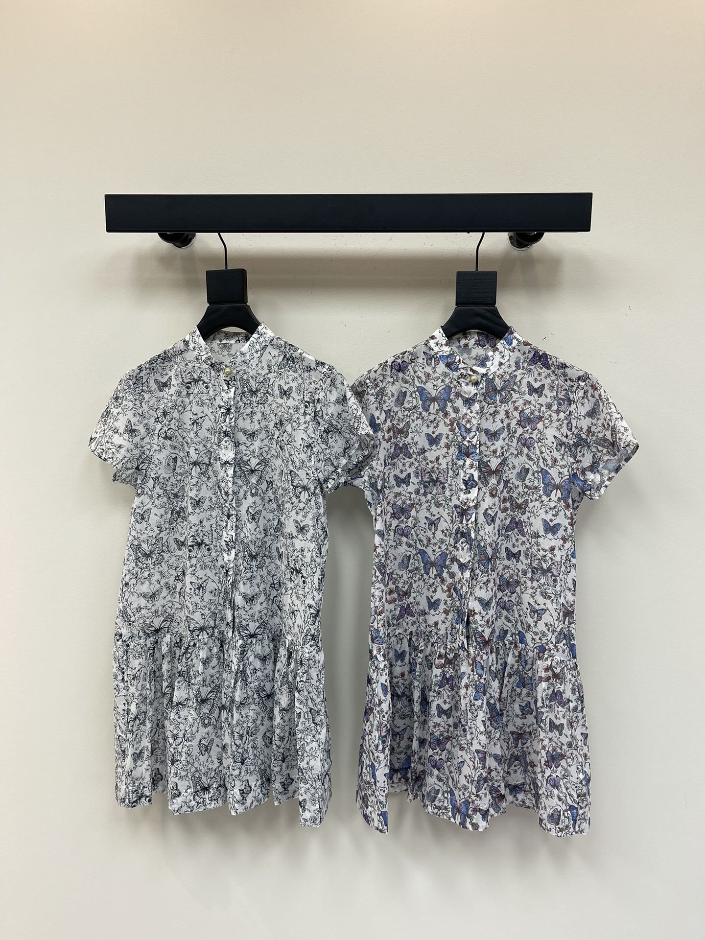 NO:334871,Dio*25 spring and summer new fantasy butterfly floral print dress spliced ​​pleated ruffled skirt can be salty and sweet girlish style Customized light cotton fabric Light silky silky touch delicate and skin-friendly Small stand collar decorative CD pearl buckle Refined and elegantly shaping summer romantic style SML, dior, skirts, alexander wang19860909Dio*25春夏新品梦幻蝴蝶花卉印花连衣裙 拼接裥褶荷叶边裙摆可盐可甜少女风 定制轻薄棉质面料 轻薄丝滑触感细腻亲肤 小立领装饰CD珍珠扣 精致优雅塑造夏日浪漫造型 SML,,dior,skirts,alexander wang,Women's clothing