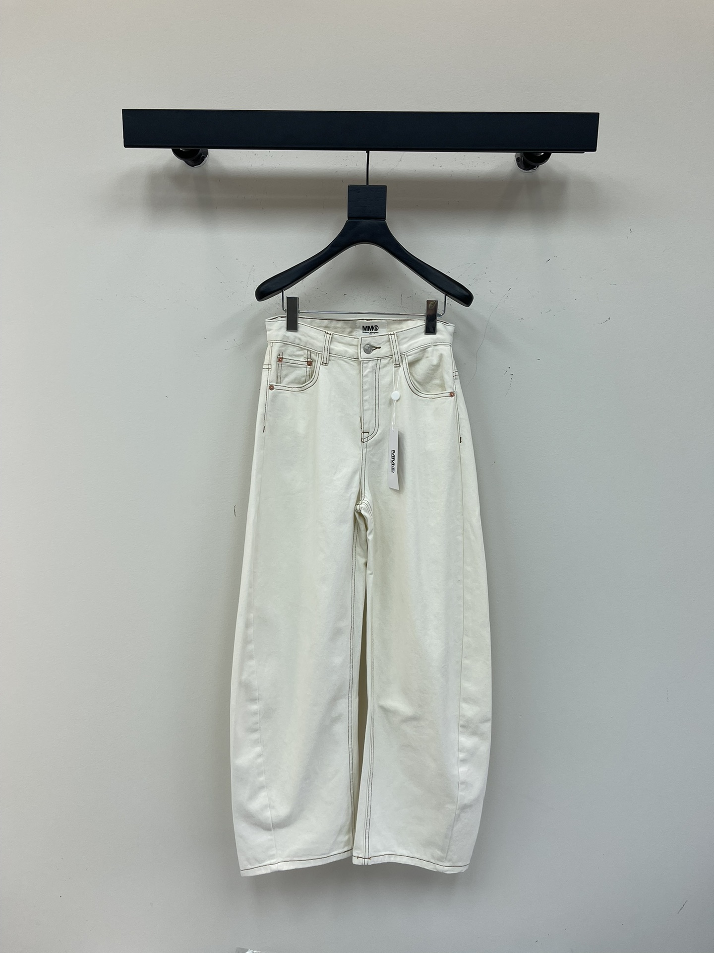 NO:335964,—MM6 Spring and Summer 25 Hollow back scimitar regular jeans Majila has the ability to fall in love with at first glance!  !  Super design, can be worn for all figures 25-30,,masion margiela,masion margiela,jeans,alexander wang19860909—MM6 25春夏 镂空后腰弯刀常规款牛仔裤 马吉拉有种让人一眼就爱上的本事！！超有设计感,各种身材都能穿 25-30,,masion margiela,masion margiela,jeans,alexander wang,Women's clothing