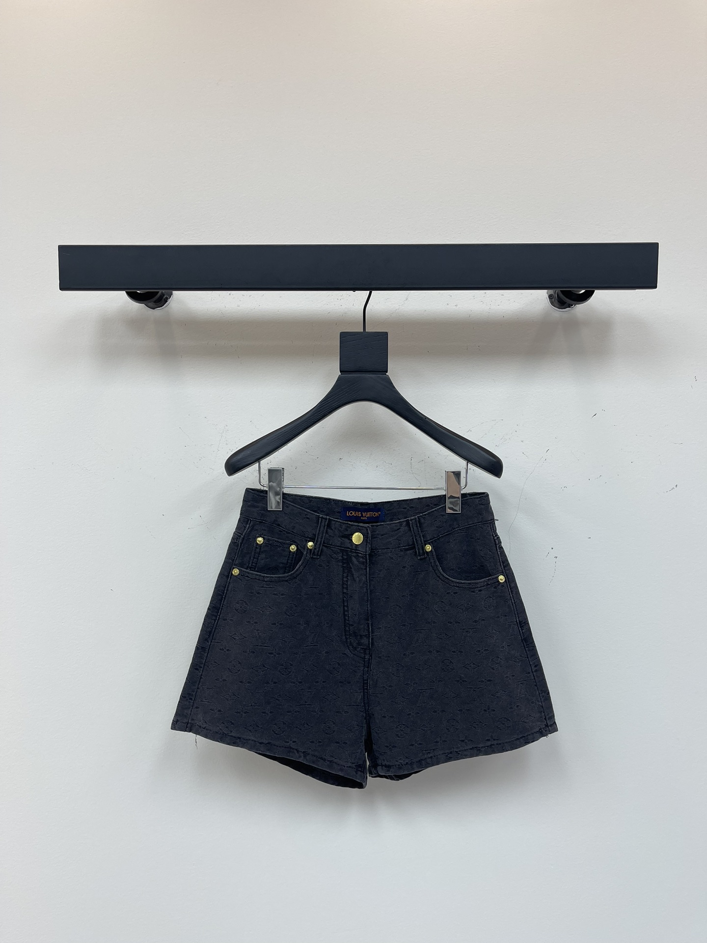 NO:335961,LV presbyopia denim black shorts selected imported denim fabrics, soft and comfortable texture, presbyopia full-print design, high-waisted style, perfectly improve waistline, easy to have long legs, extremely thin, black and slim, always looking and timeless, with awesome texture!  SML, louis vuitton, shorts, alexander wang19860909LV老花牛仔黑色短裤精选进口牛仔面料 质感柔软舒适 老花满印设计 高腰版型 上身完美提高腰线 轻松拥有大长腿 显瘦绝绝子 黑色显瘦 耐看永远不过时,质感超赞！SML,,louis vuitton,shorts,alexander wang,Women's clothing