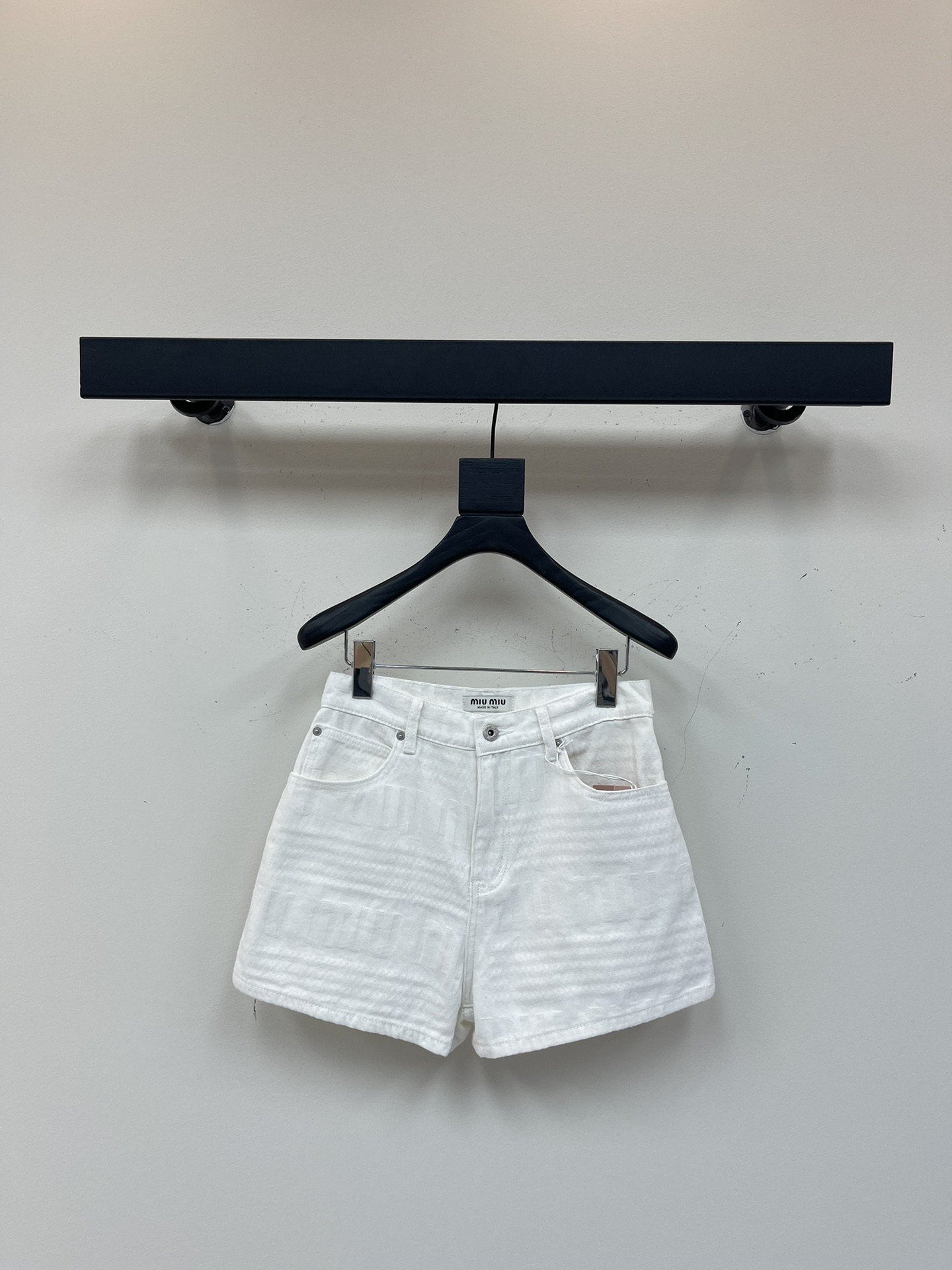 NO:335970,Miu Mi*25 new jacquard shorts!  30D print of trousers, sweet girl retro modern temperament, high street fashion!  A versatile and classic style is not picky about people. A versatile girl reduces her age-reducing temperament!  Customized letter jacquard fabric, workmanship quality depends on details SML, miumiu, shorts, alexander wang19860909Miu Mi*25新款提花短裤！裤身30D印花 甜妹复古摩登气质高街时髦！百搭经典版型不挑人百搭少女减龄气质！定制字母提花面料,做工品质看细节 SML,,miumiu,shorts,alexander wang,Women's clothing