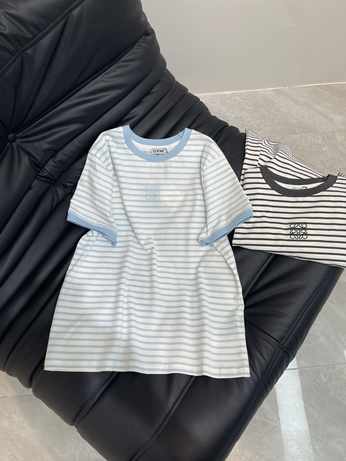 NO:334897,Loewe*25 spring and summer new contrast collar striped short-sleeved T-shirt custom YB cotton breathable and comfortable, full texture. Regular T-shirt cutting. Exquisite embroidery highlights the brand's style and makes it look slimming. Classic color matching creates a personal style. Full of creativity. The brand's high-end design feels full. The inner wear is brilliant and fashionable. SML,,loewe, T-shirt,tees, t-shirt,alexander wang19860909Loewe*25春夏新品撞色领条纹短袖T恤 定制YB棉质 透气舒适 质感十足 常规版型T恤裁剪 精致刺绣凸显品牌格调显瘦视觉效果 经典配色打造个性风格 充满创意 品牌高级设计感拉满 单穿内搭都出彩时髦 SML,,loewe,T-shirt,tees，t-shirt,alexander wang,Women's clothing