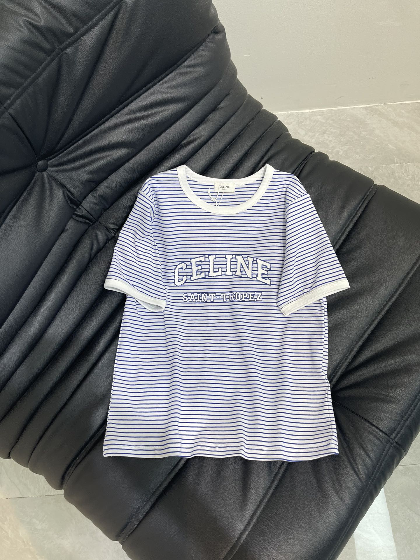 NO:335973,CE Academy style blue striped pure cotton letter short-sleeved T-shirt. The imported pure cotton fabric has a great texture!  Customized contrasting color edging craftsmanship and temperament, girlish style, age-reducing and fashionable items!  Low-key and luxurious, versatile style, not picky about others, beautiful body!  The quality of workmanship depends on the details!  SML, T-shirt,tees,t-shirt,alexander wang19860909CE学院风蓝条纹纯棉字母短袖T恤.进口纯棉面料质感超赞！定制撞色包边工艺气质少女风减龄又时髦单品！低调奢华,版型百搭不挑人上身美的不要不要的！做工品质看细节！SML,,T-shirt,tees，t-shirt,alexander wang,Women's clothing