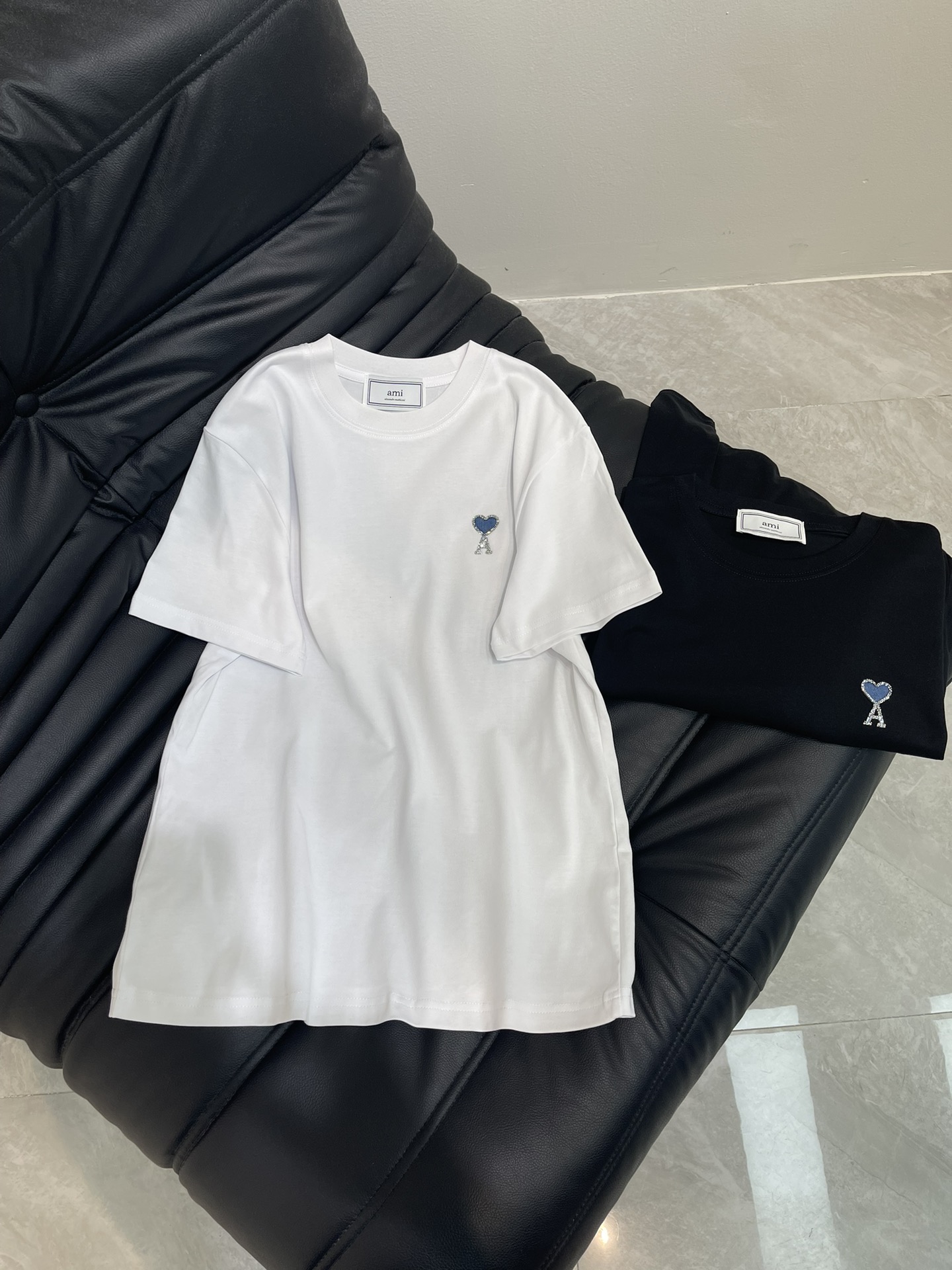 NO:334877,Ami*25 spring and summer new exquisite denim small label short-sleeved T-shirt!  Imported pure cotton fabric!  The classic style is versatile and not picky, and the upper body is very beautiful!  SML, T-shirt,tees,t-shirt,alexander wang19860909Ami*25春夏新款精致小牛仔小标短袖T恤！进口纯棉面料！经典版型百搭不挑人,上身非常漂亮！SML,,T-shirt,tees，t-shirt,alexander wang,Women's clothing