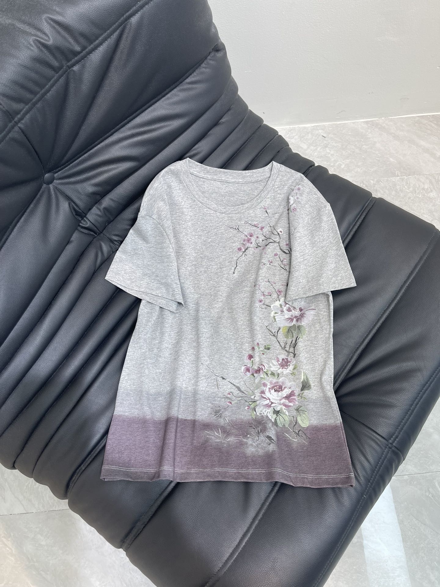 NO:334873,Dio*25 spring and summer new wintersweet gradient color heavy industry short-sleeved T-shirt, imported pure cotton fabric, classic slightly loose style, versatile and not picky, and the upper body is very beautiful!  SML, dior, T-shirt,tees, t-shirt,alexander wang19860909Dio*25春夏新款腊梅渐变色重工短袖T恤,进口纯棉面料,经典微宽松版型百搭不挑人,上身非常漂亮！SML,,dior,T-shirt,tees，t-shirt,alexander wang,Women's clothing