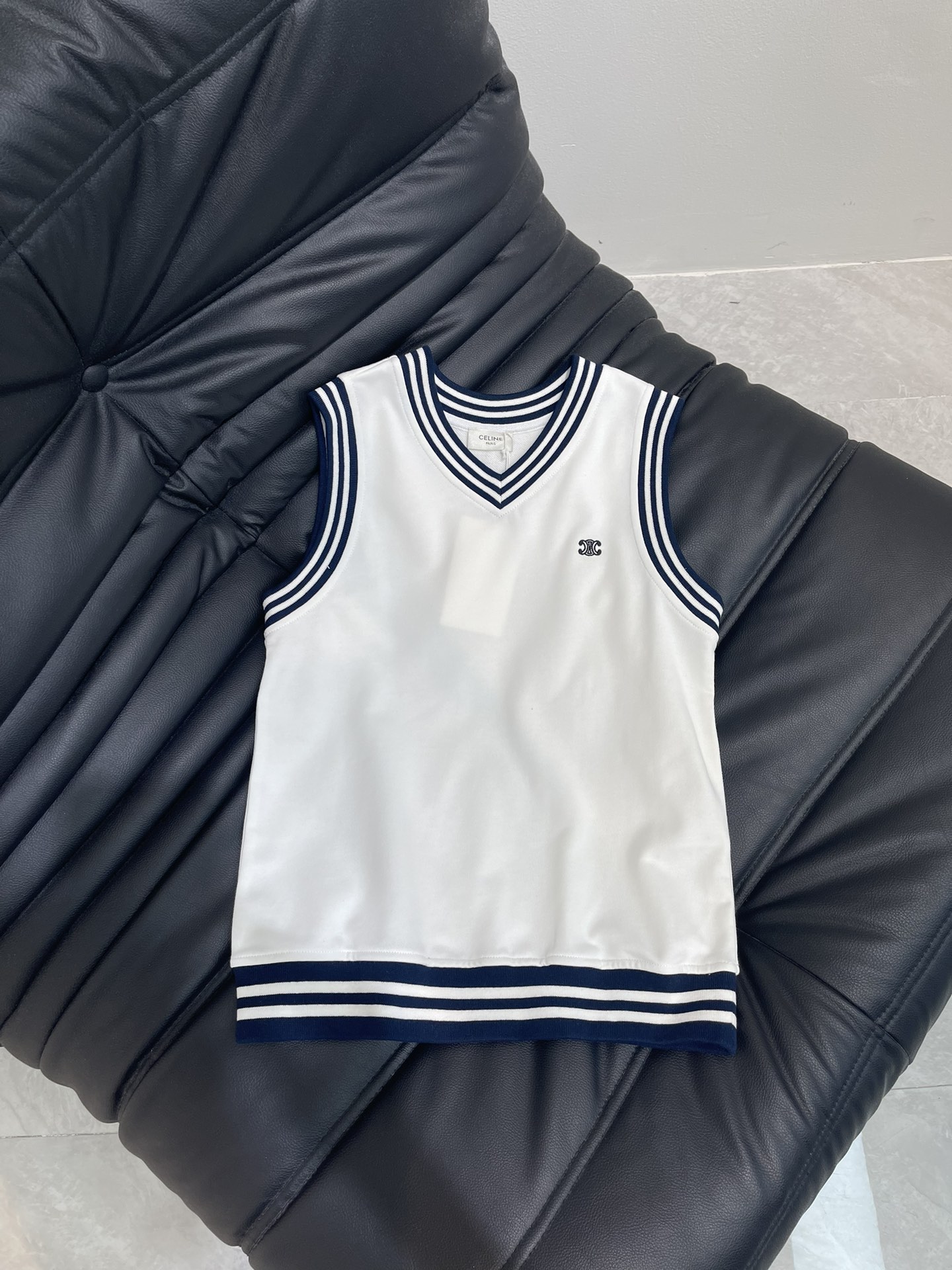 NO:334891,Celin*25 new baseball girl's temperament and fashionable and attitude sports white vest top!  Temperament V-neck classic H-style. Customized color woven striped contrasting webbing decoration!  A must-have item for age reduction!  The style is sweet or salty without wasting your energy. The classic style is versatile and not picky!  The original customized imported pure cotton fabric has a great texture!  Highly recommend your own model.SML, celine, alexander wang19860909Celin*25新款棒球女孩气质穿搭时髦有态度的运动白色背心上衣！气质V领经典H版型.定制色织条纹撞色织带装饰！减龄必备单品！不废力气穿搭可甜可盐气质经典版型百搭不挑人！原版定制进口纯棉面料质感超赞！强烈推荐自留款.SML,,celine,alexander wang,Women's clothing