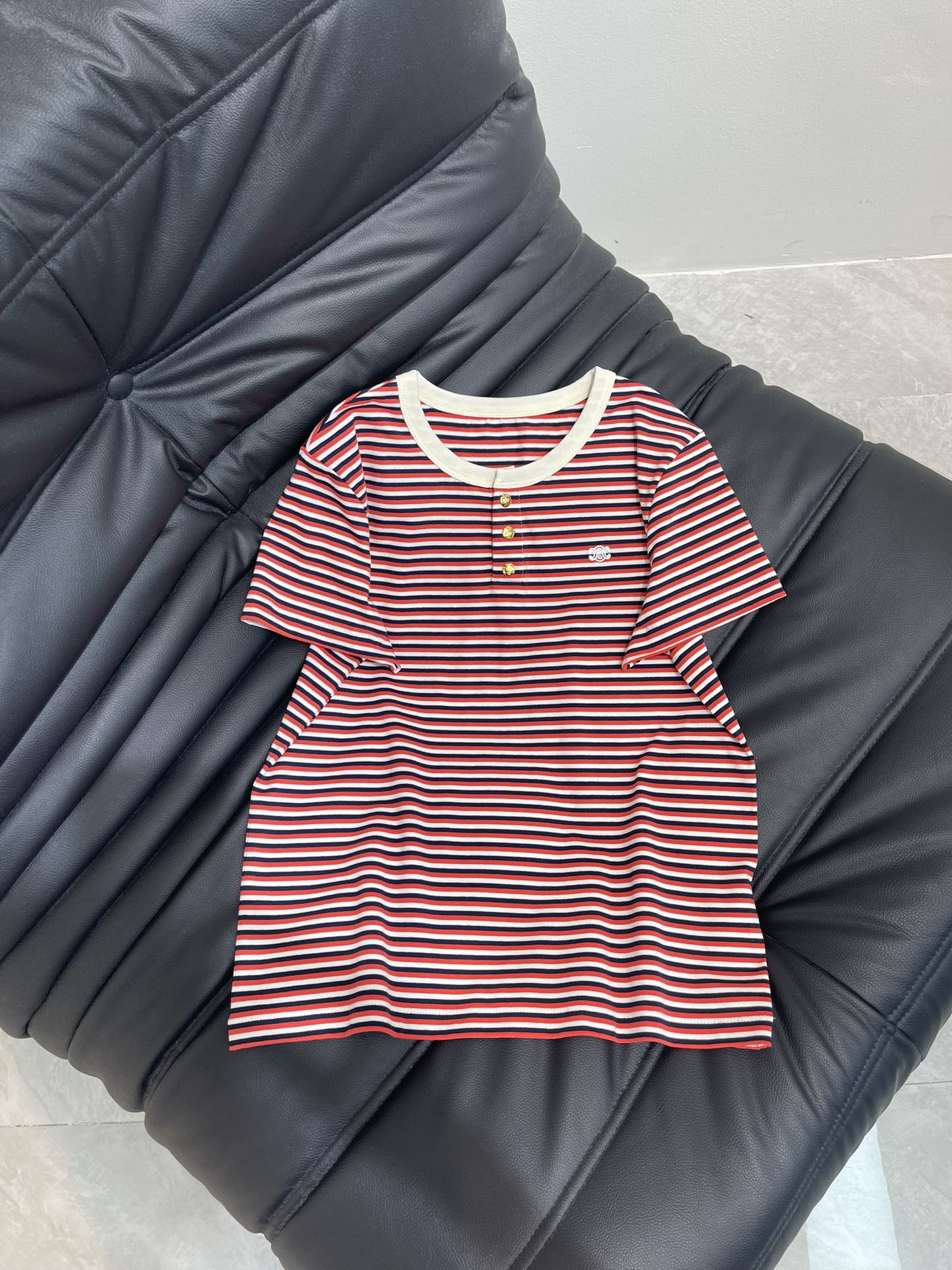 NO:334894,Celin* 25 Spring and Summer New Intellectual Fashionable Striped Short-Sleeve T-shirt!  Retro navy striped sweet girl age-reducing sports girl single!  Three-dimensional embroidered Arc de Triomphe is low-key and luxurious!  The imported customized fabric has a great texture. It can be sweet and salty, and its temperament is age-reducing and girlish style is versatile and not picky!  Perfect workmanship quality depends on details.SML, celine, T-shirt,tees, t-shirt,alexander wang19860909Celin* 25春夏新款知识分子时髦风气质条纹短袖T恤！复古海军条纹甜妹减龄运动少女单品！立体刺绣凯旋门低调奢华！进口定制面料质感超赞.可甜可盐气质减龄少女风百搭不挑人！完美做工品质看细节.SML,,celine,T-shirt,tees，t-shirt,alexander wang,Women's clothing