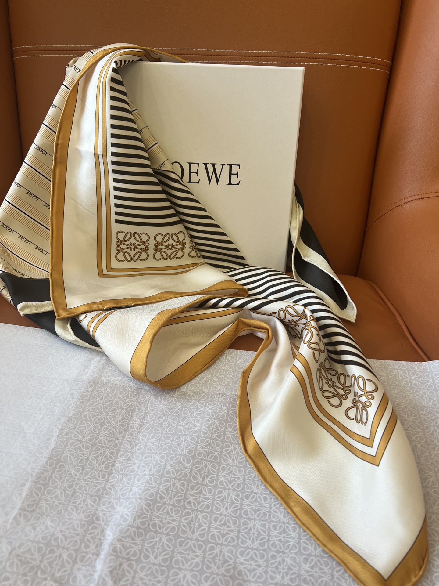 价格(赠送全套豪华包装)
LOEWE 《拼色条纹》 卡其色
Size：90x90cm  100%真丝
贵