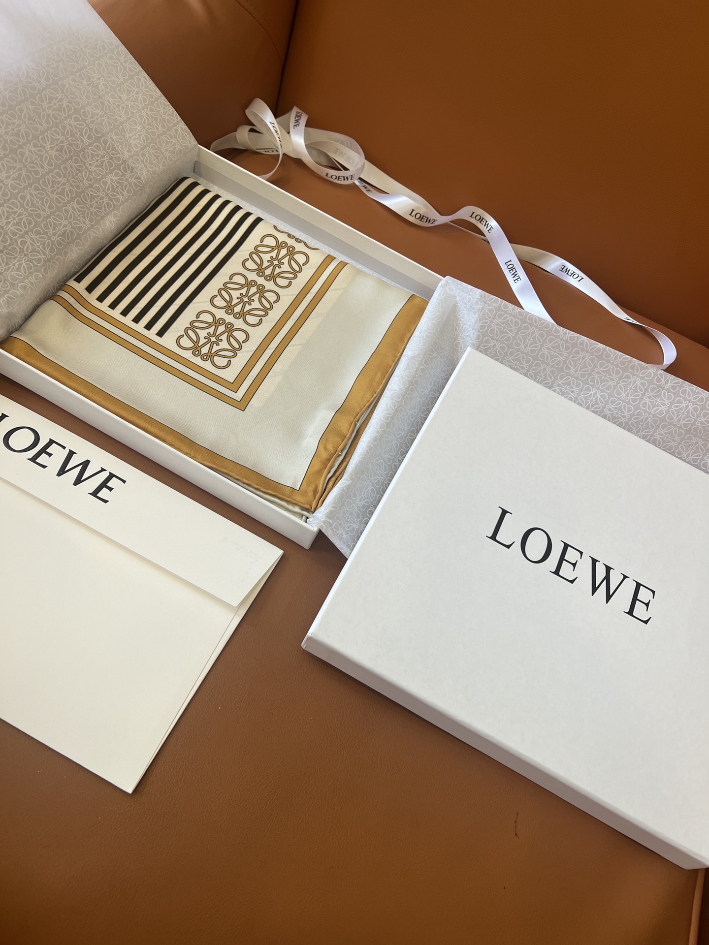 价格(赠送全套豪华包装)
LOEWE 《拼色条纹》 卡其色
Size：90x90cm  100%真丝
贵