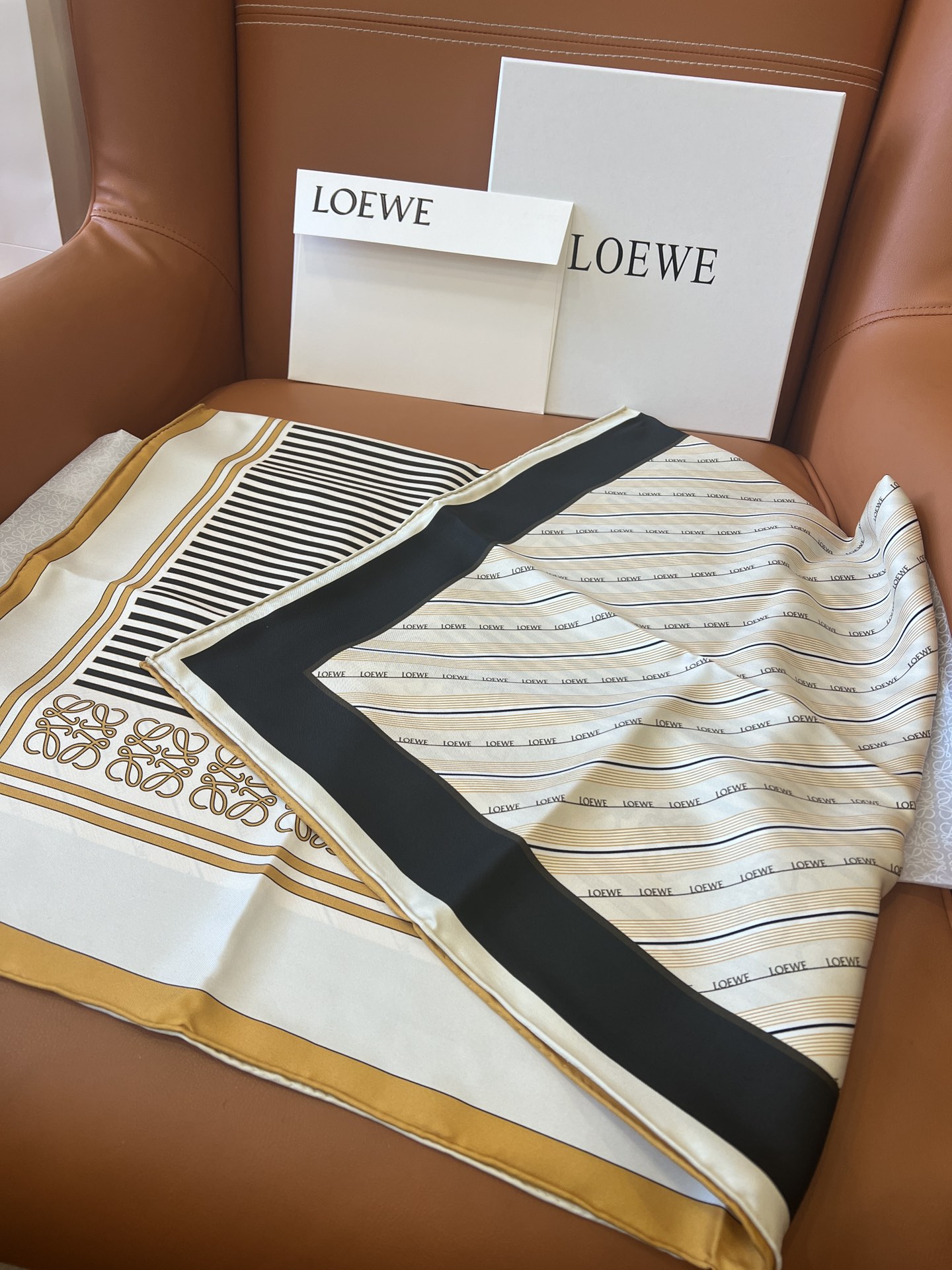 价格(赠送全套豪华包装)
LOEWE 《拼色条纹》 卡其色
Size：90x90cm  100%真丝
贵