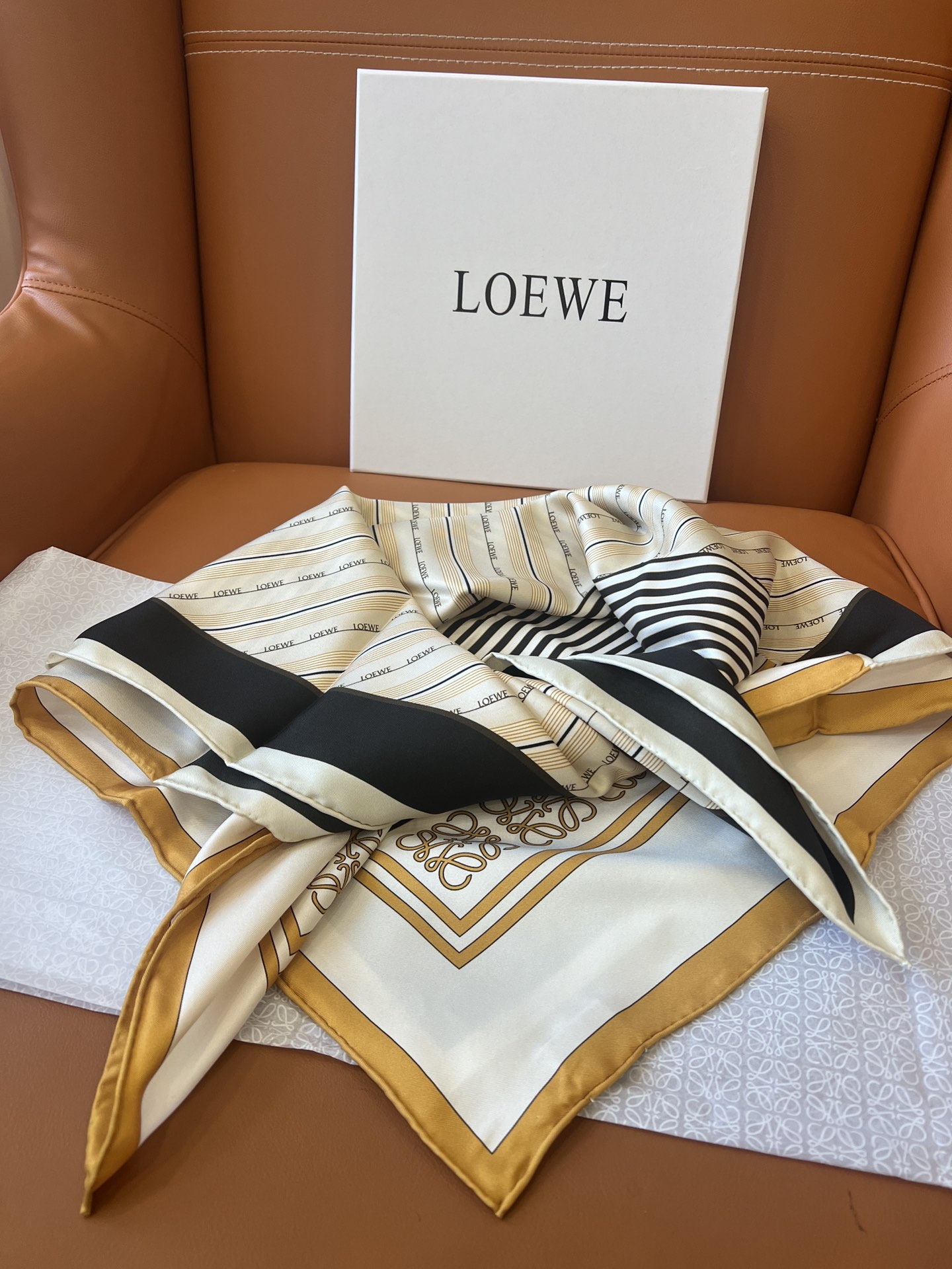 价格(赠送全套豪华包装)
LOEWE 《拼色条纹》 卡其色
Size：90x90cm  100%真丝
贵