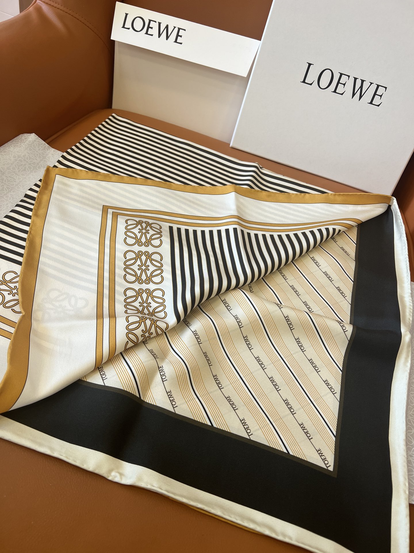 价格(赠送全套豪华包装)
LOEWE 《拼色条纹》 卡其色
Size：90x90cm  100%真丝
贵