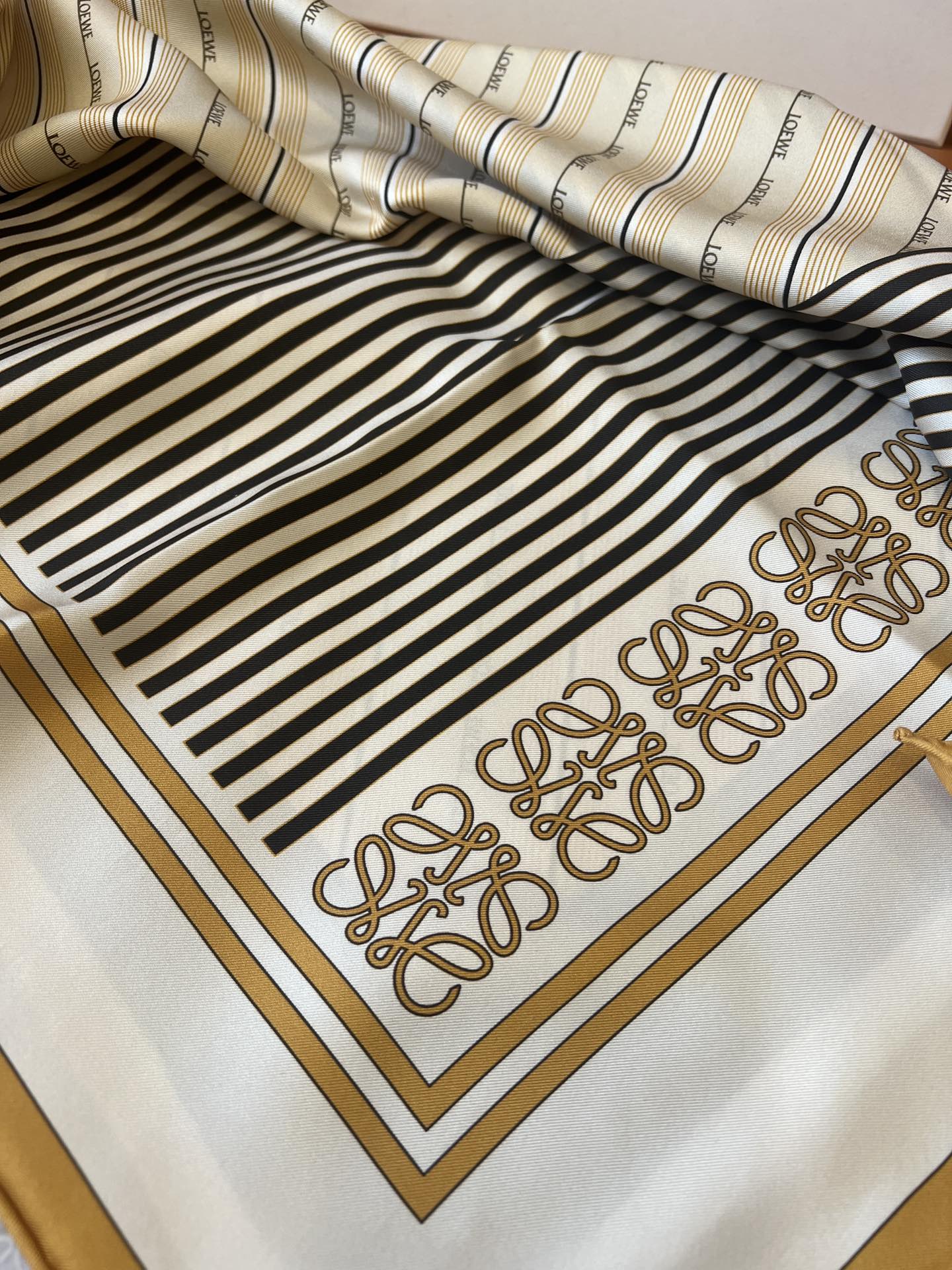 价格(赠送全套豪华包装)
LOEWE 《拼色条纹》 卡其色
Size：90x90cm  100%真丝
贵
